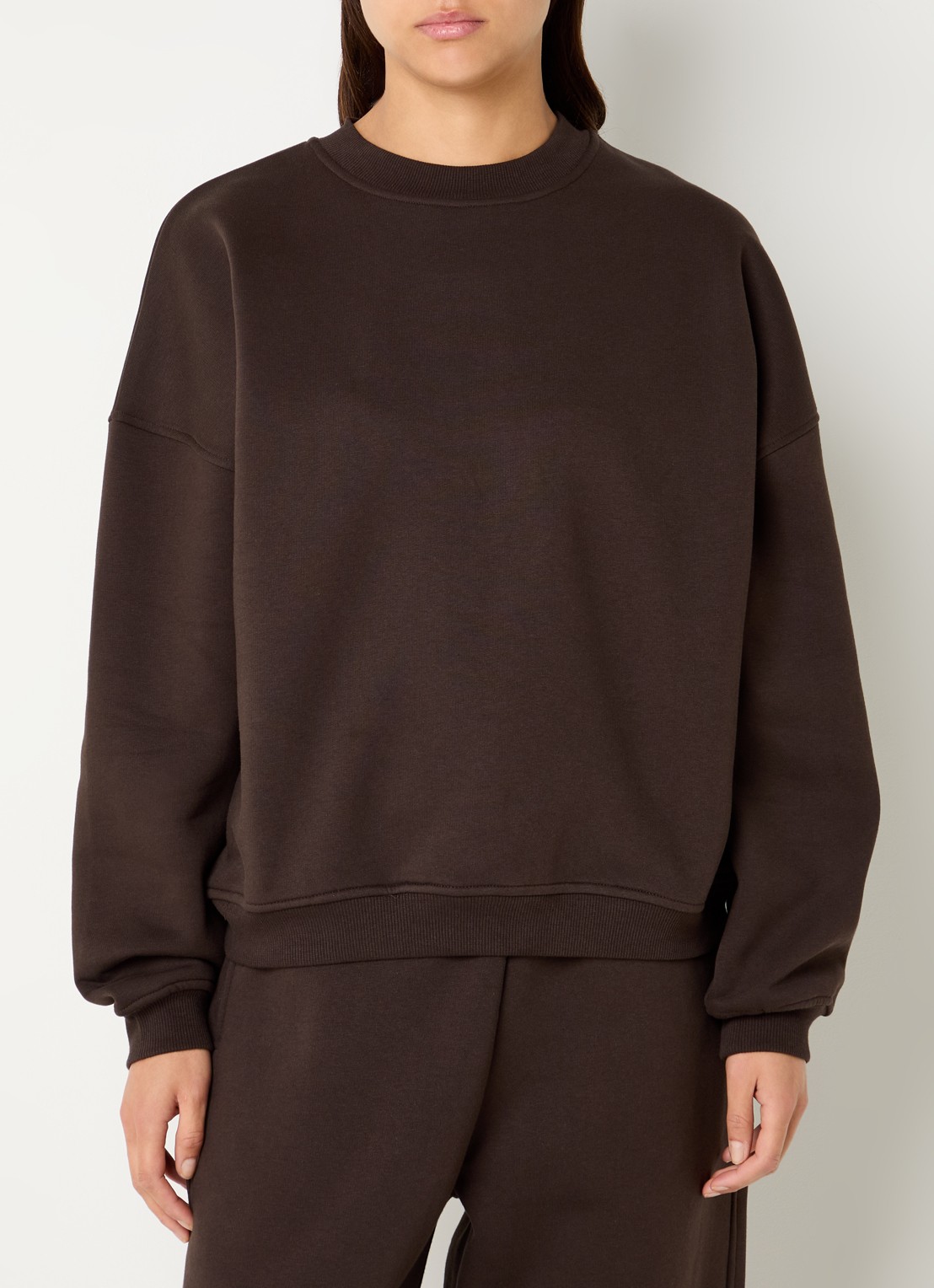 Sofie Schnoor Paross sweater met ronde hals - detail donkerbruin