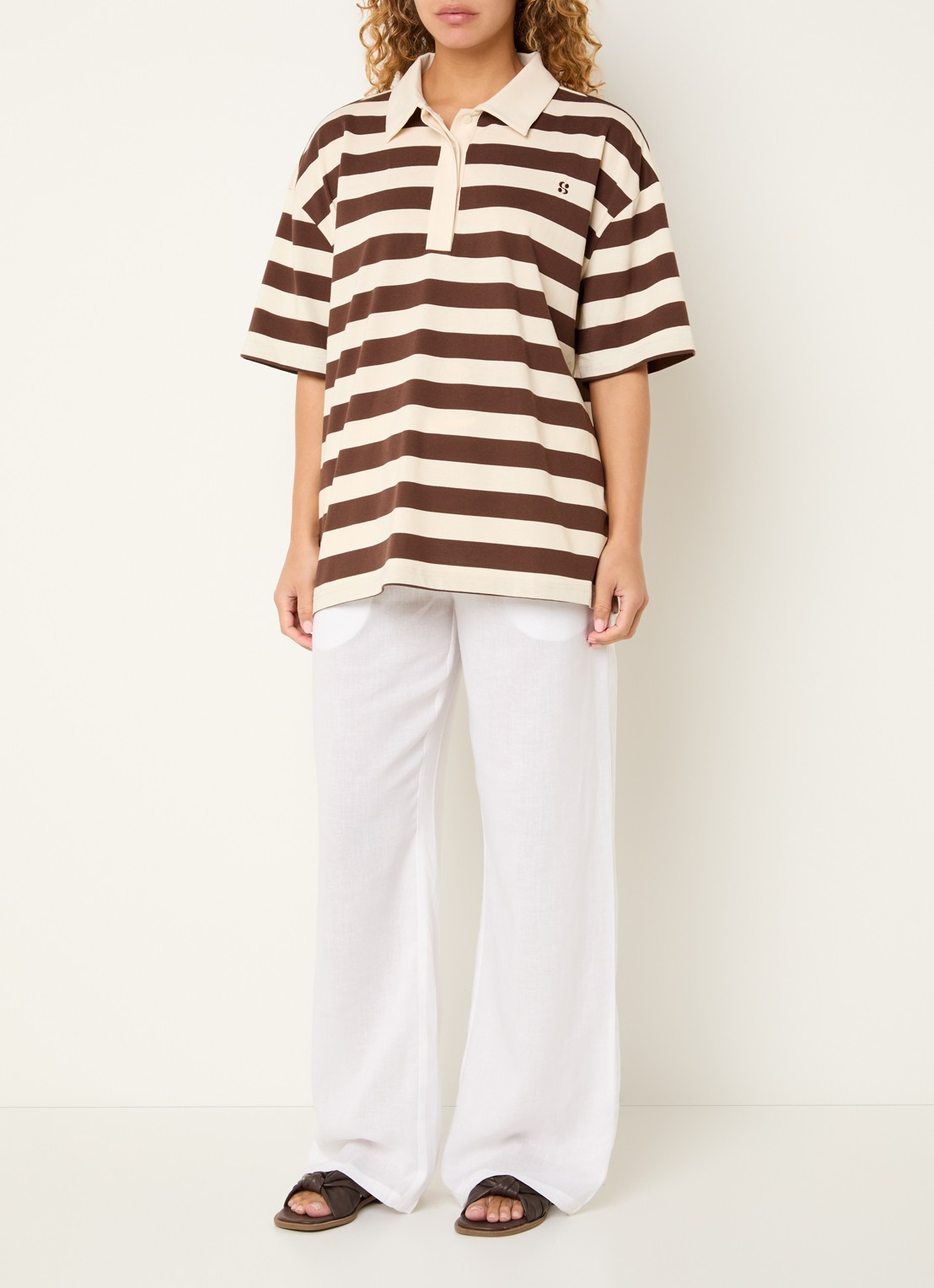 Sofie Schnoor Pilsw polo met streepprint - voorkant 3 hazelnootbruin