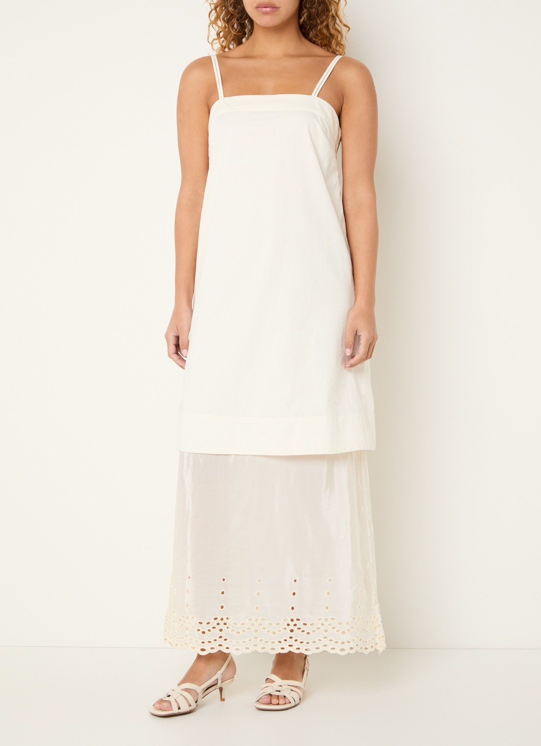 Sofie Schnoor Rainesw midi jurk met satijn en broderie - detail ivoor