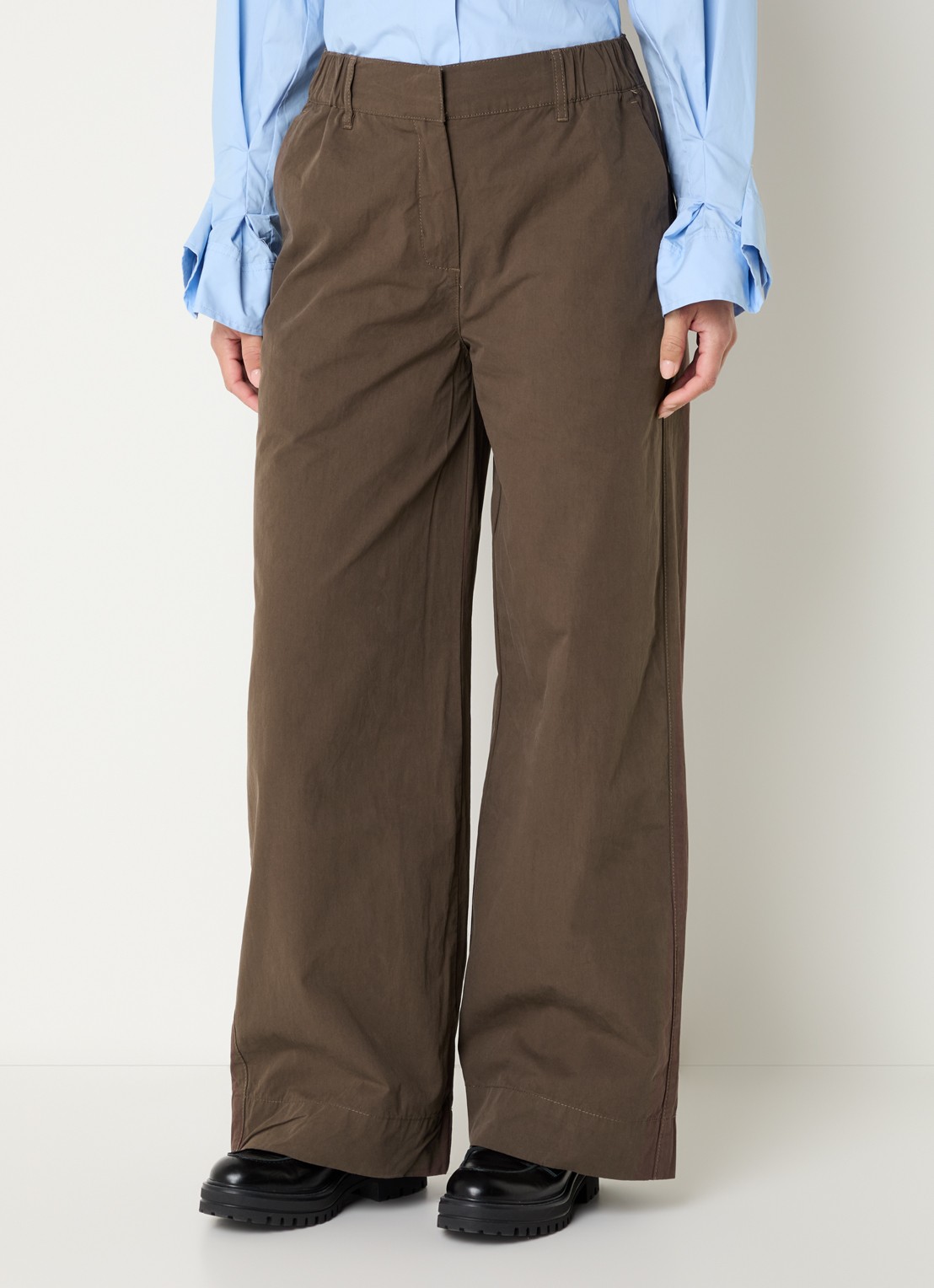 Sofie Schnoor Reinesw mid waist loose fit pantalon met 3D logoprint - detail 2 donkerbruin