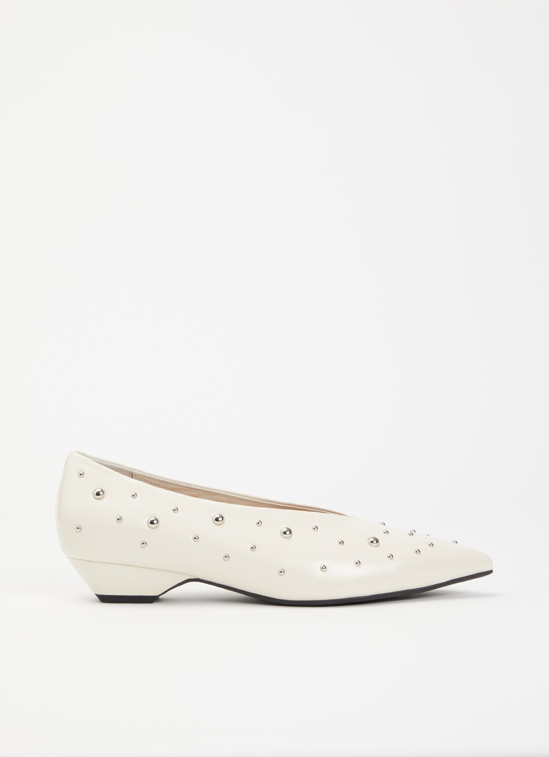Sofie Schnoor Roya pump van leer met studs - voorkant 4 gebroken wit