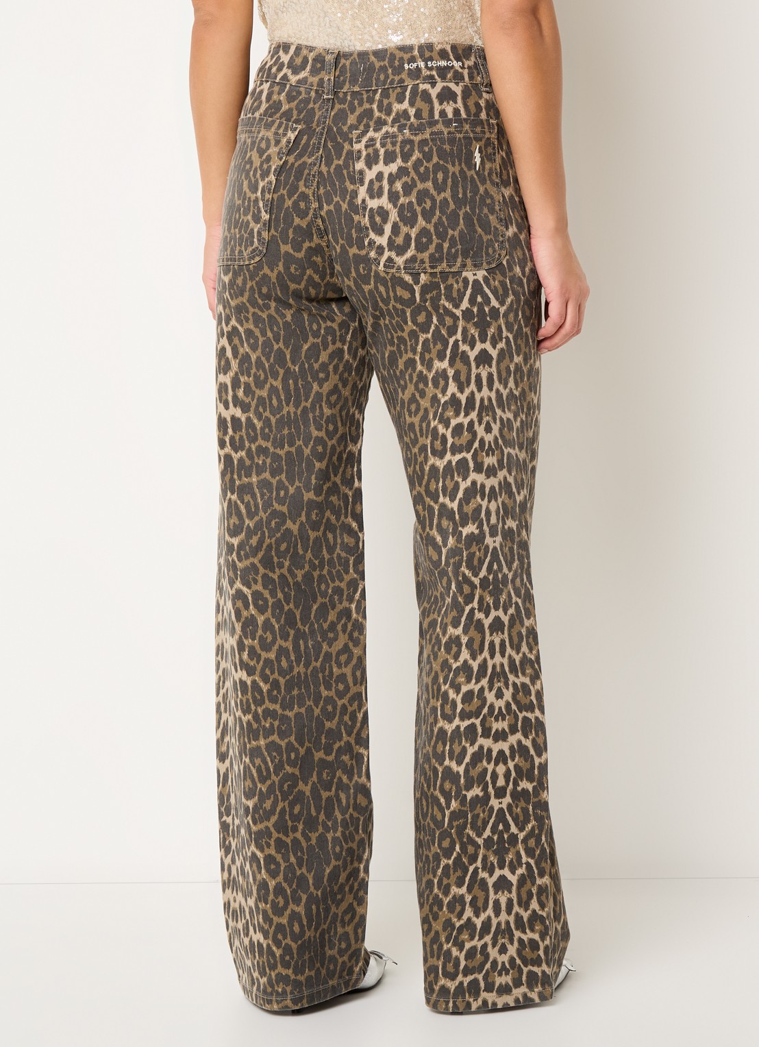 Sofie Schnoor Sienna mid waist loose fit jeans met panterprint - achterkant 4 lichtbruin