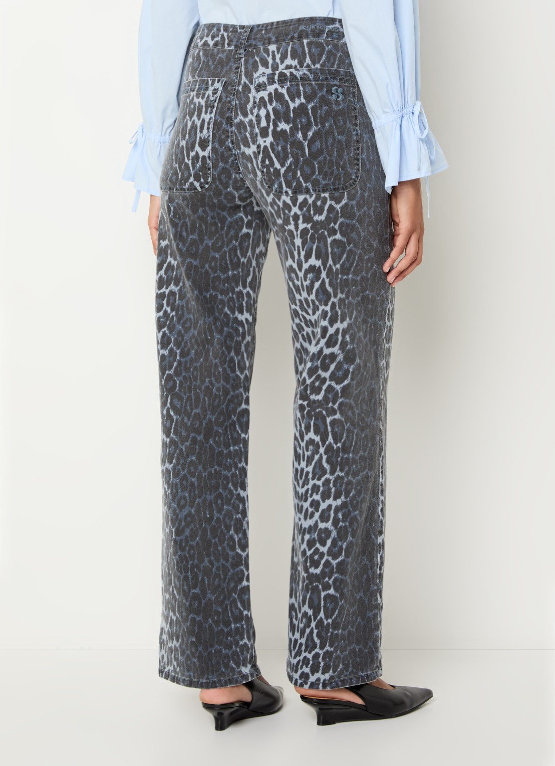 Sofie Schnoor Sienna mid waist loose fit jeans met panterprint - achterkant donkerblauw