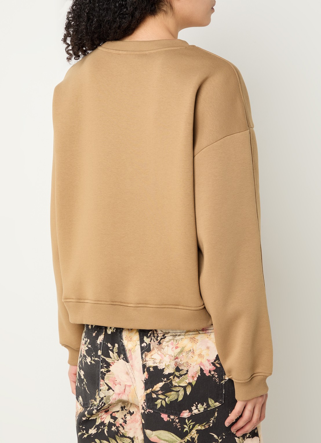 Sofie Schnoor Sweater met borduring - achterkant camel