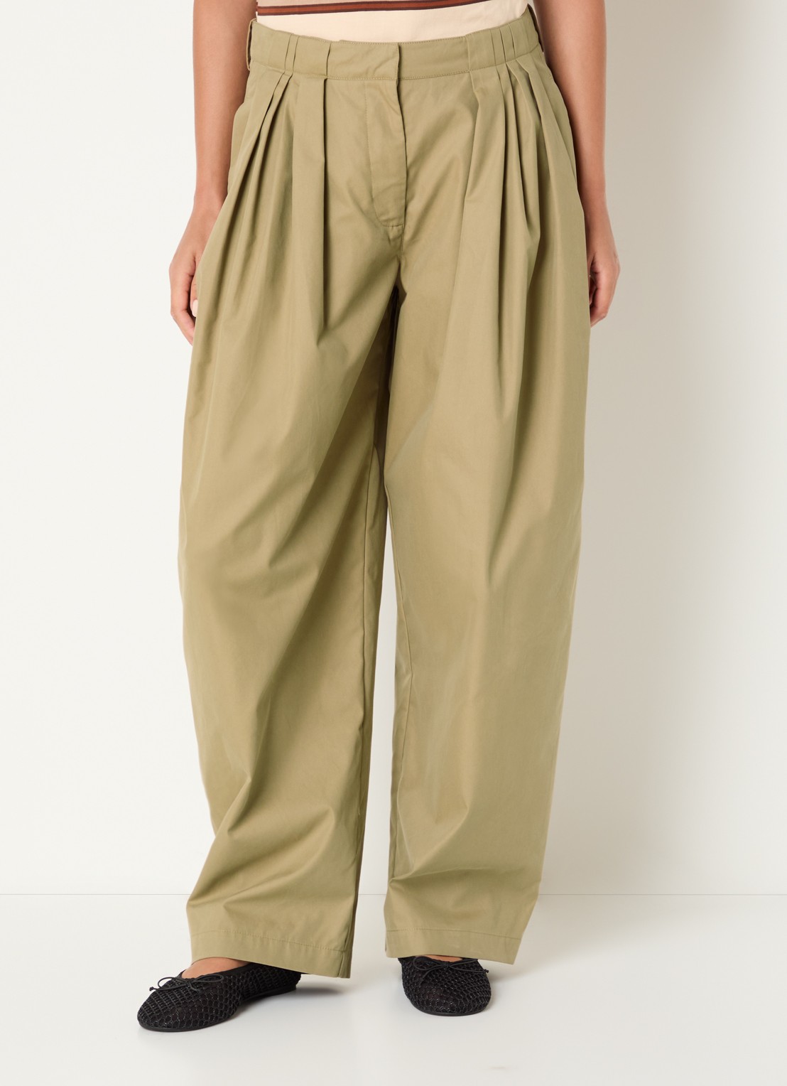 Sofie Schnoor Tamarasw mid waist balloon fit chino met plooidetail en steekzakken  - detail 3 khaki