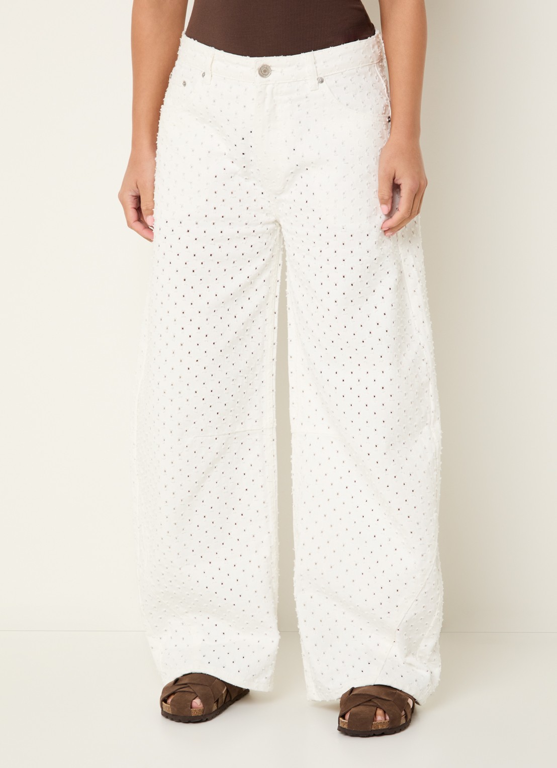 Sofie Schnoor Tomarsw mid waist balloon fit jeans met opengewerkt dessing - detail 4 wit