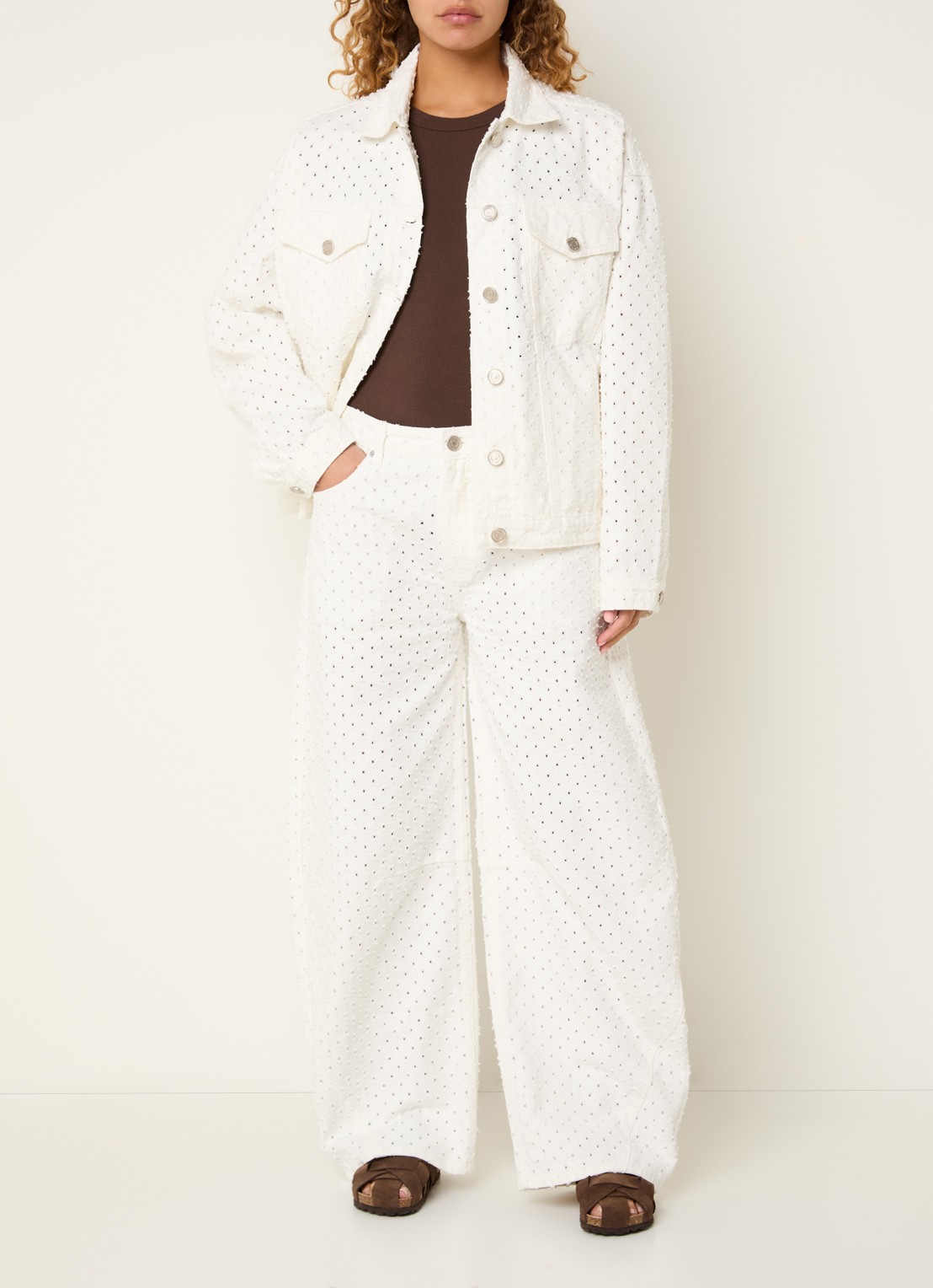 Sofie Schnoor Tomarsw mid waist balloon fit jeans met opengewerkt dessing - voorkant 2 wit