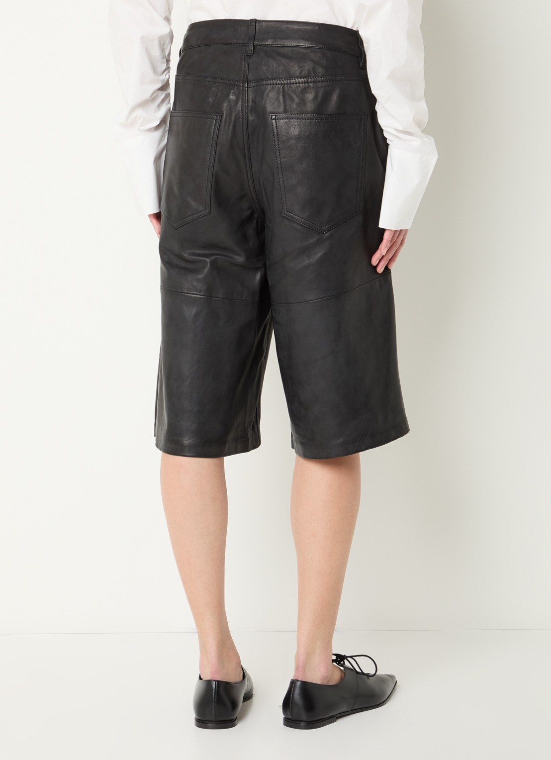Sofie Schnoor Voke high waist wide leg korte broek van lamsleer - achterkant 4 zwart