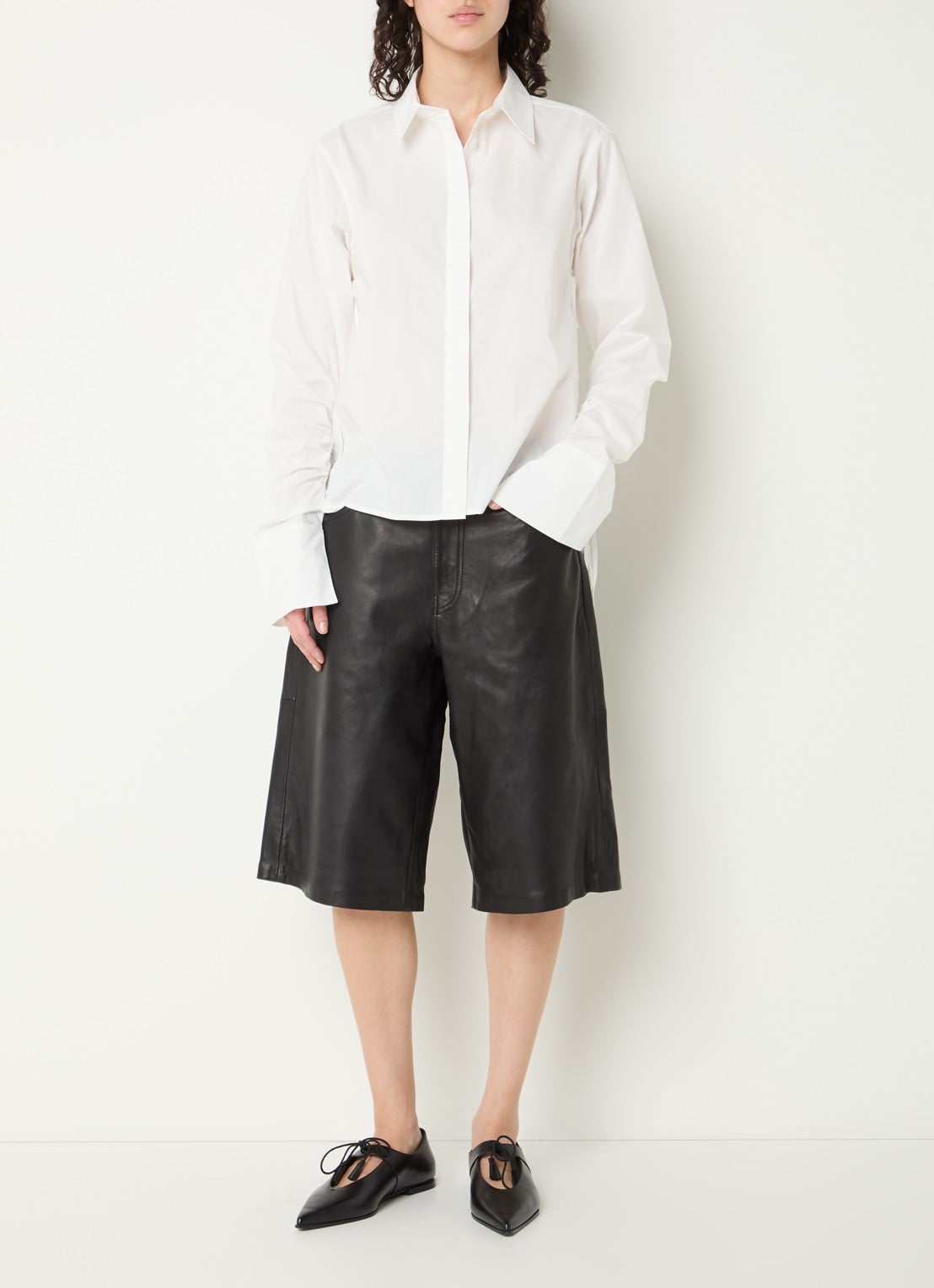 Sofie Schnoor Voke high waist wide leg korte broek van lamsleer - voorkant 3 zwart