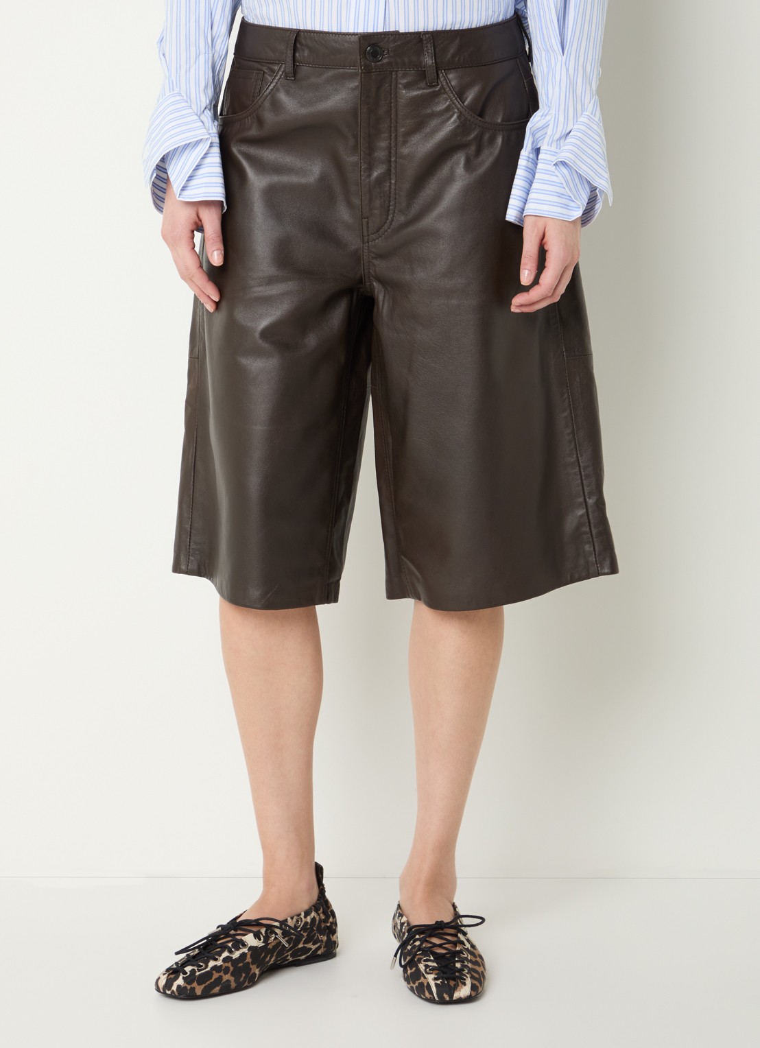 Sofie Schnoor Voke high waist wide leg korte broek van lamsleer - detail 4 donkerbruin