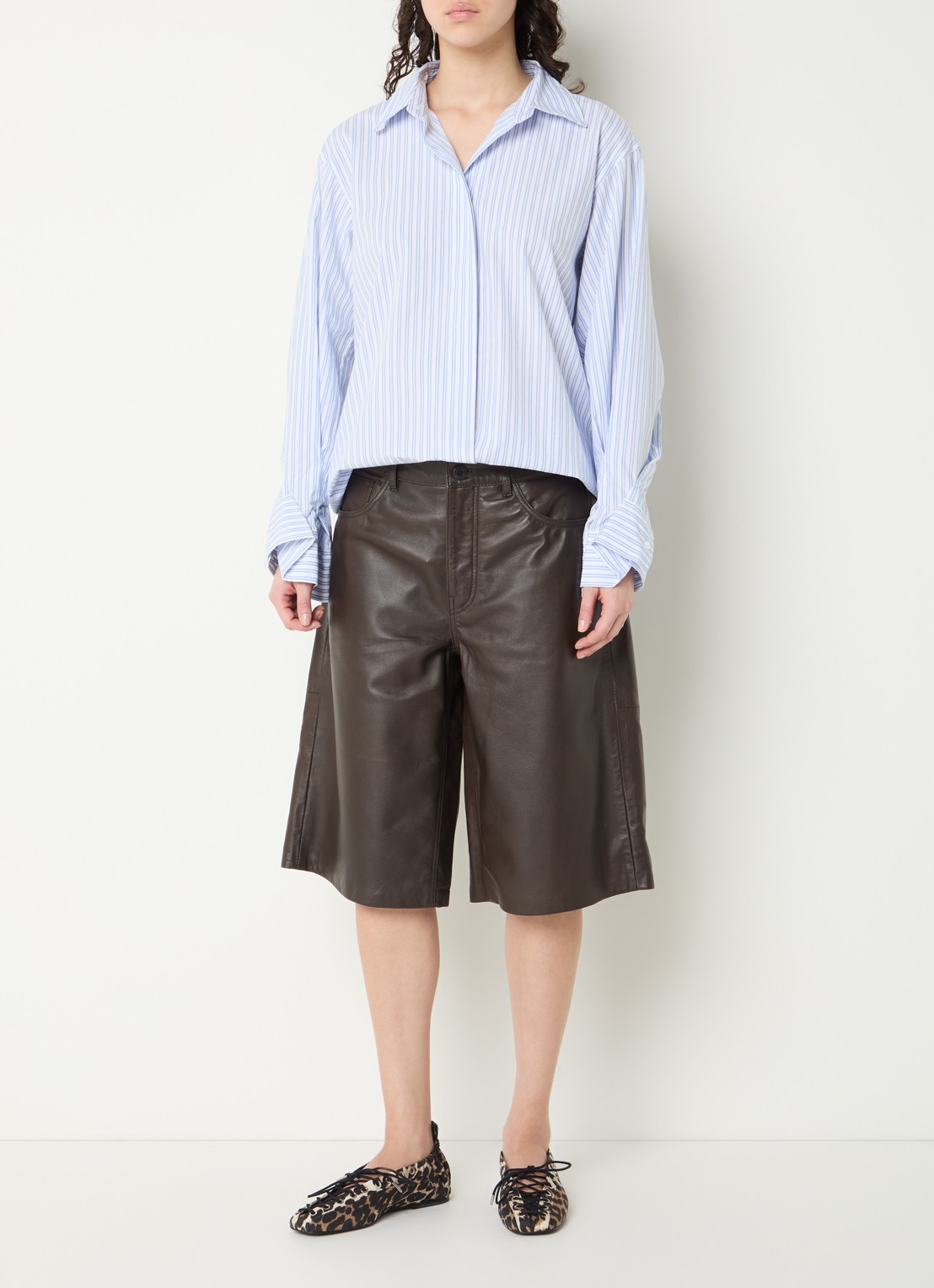 Sofie Schnoor Voke high waist wide leg korte broek van lamsleer - voorkant 3 donkerbruin