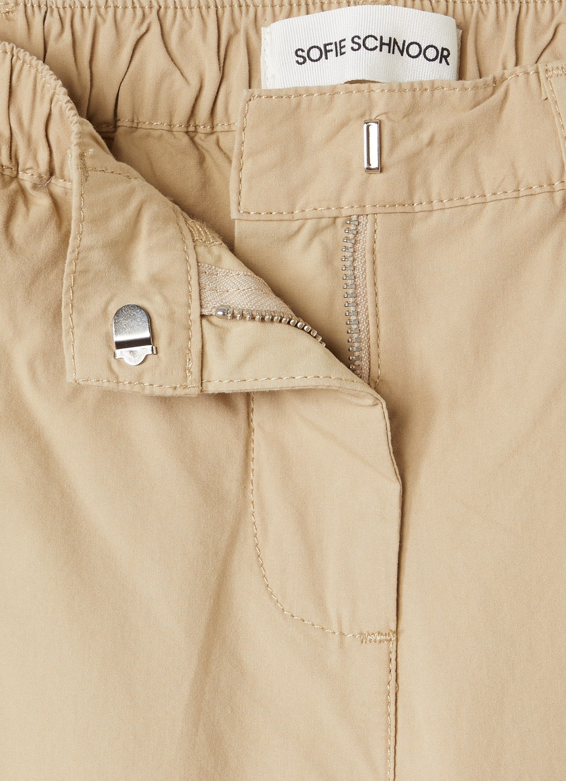 Sofie Schnoor Wide fit chino met steekzakken - detail camel