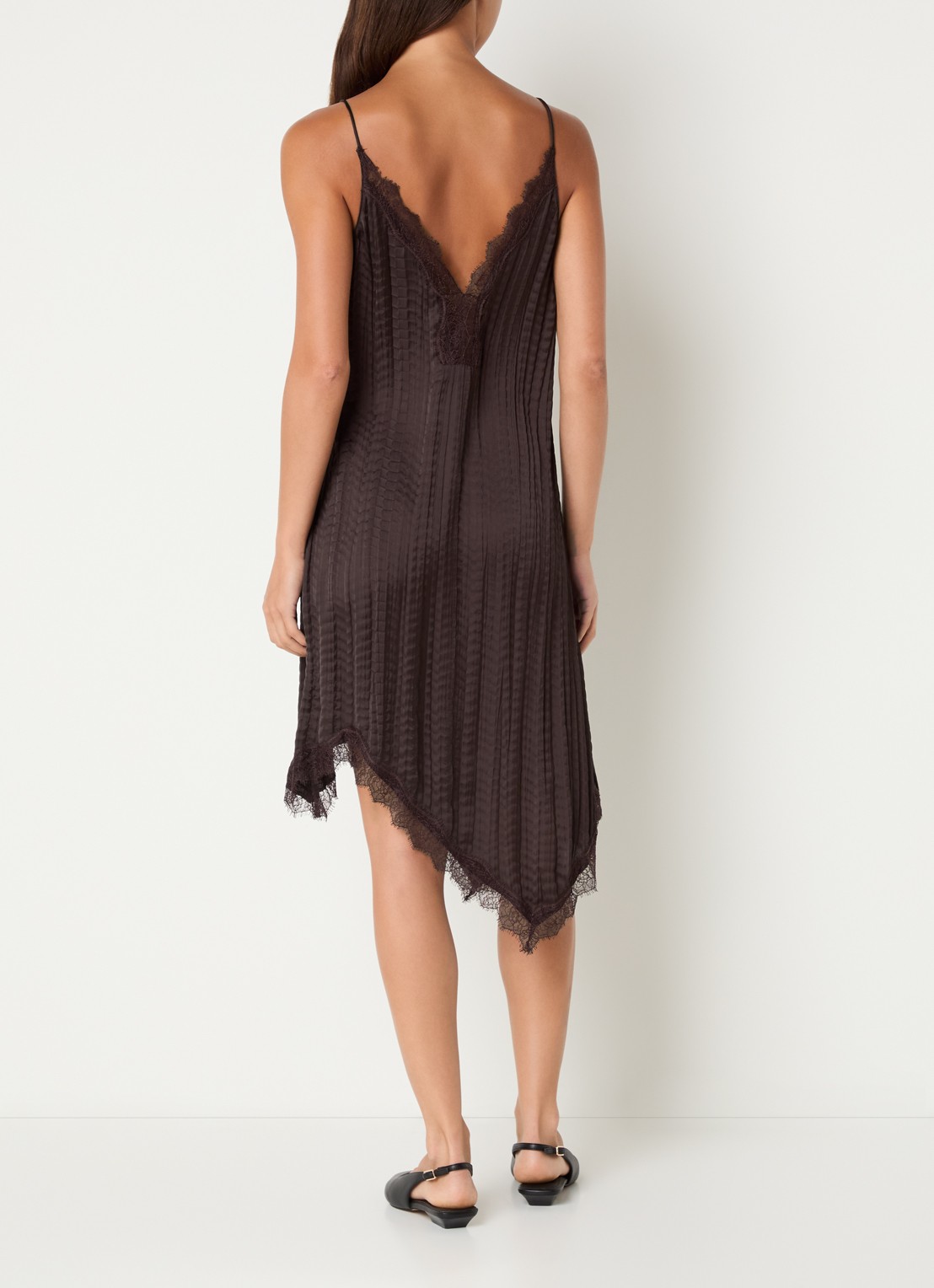 Sofie Schnoor Winonasw midi jurk met asymmetrische zoom en details van kant - achterkant 2 donkerbruin