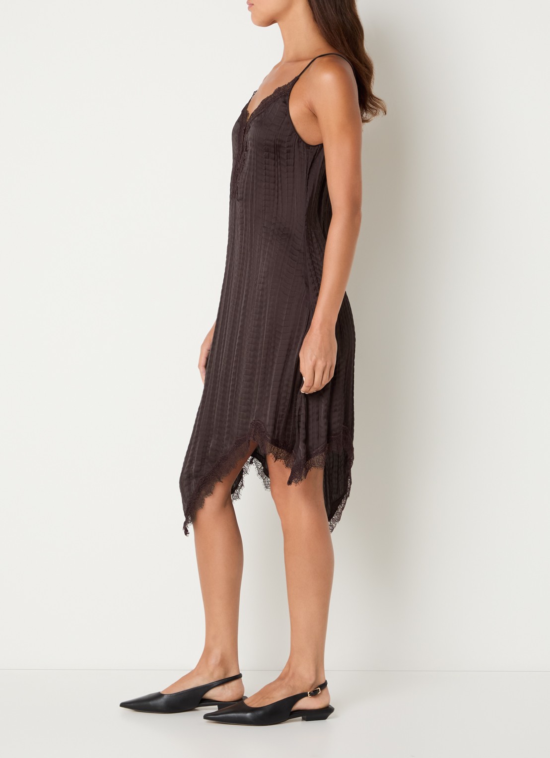 Sofie Schnoor Winonasw midi jurk met asymmetrische zoom en details van kant - voorkant 4 donkerbruin