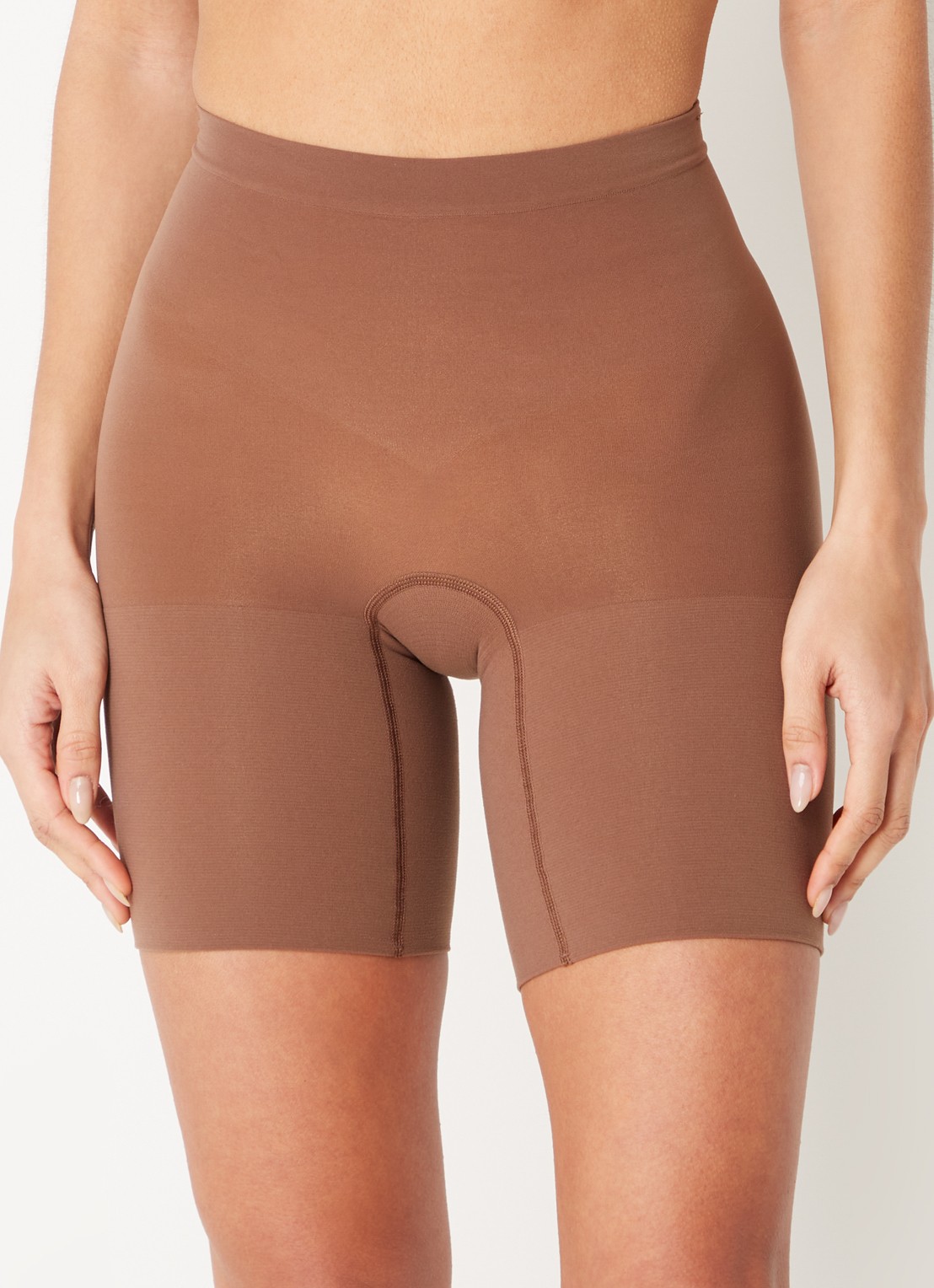 SPANX Everyday naadloze corrigerende short - detail 2 donkerbruin