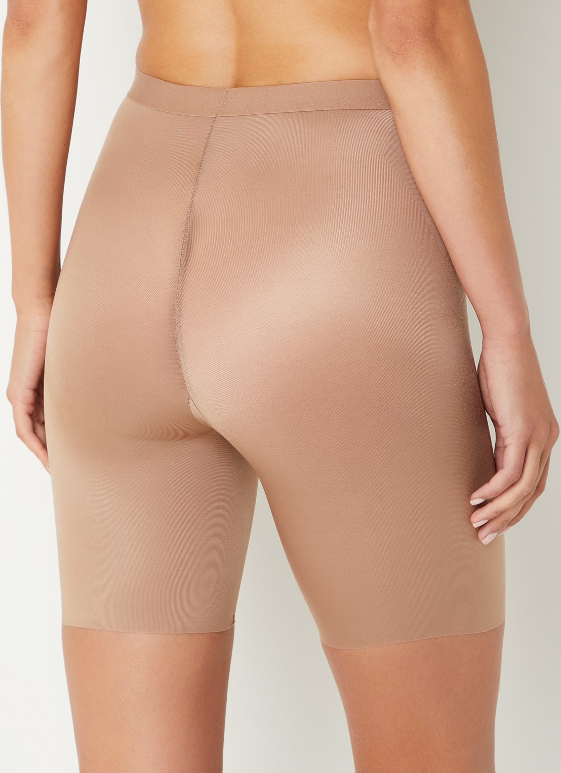 SPANX Invisible corrigerende short met glanzende finish - achterkant 4 lichtbruin
