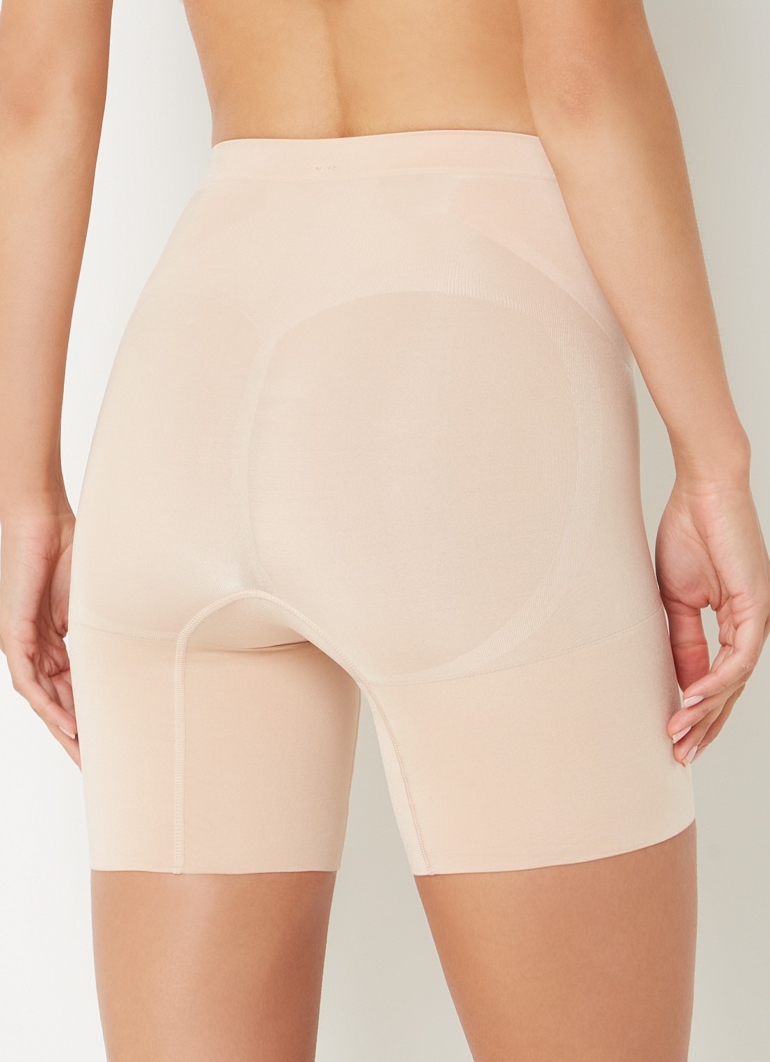 SPANX Oncore high waisted corrigerende short - achterkant 2 lichtbruin