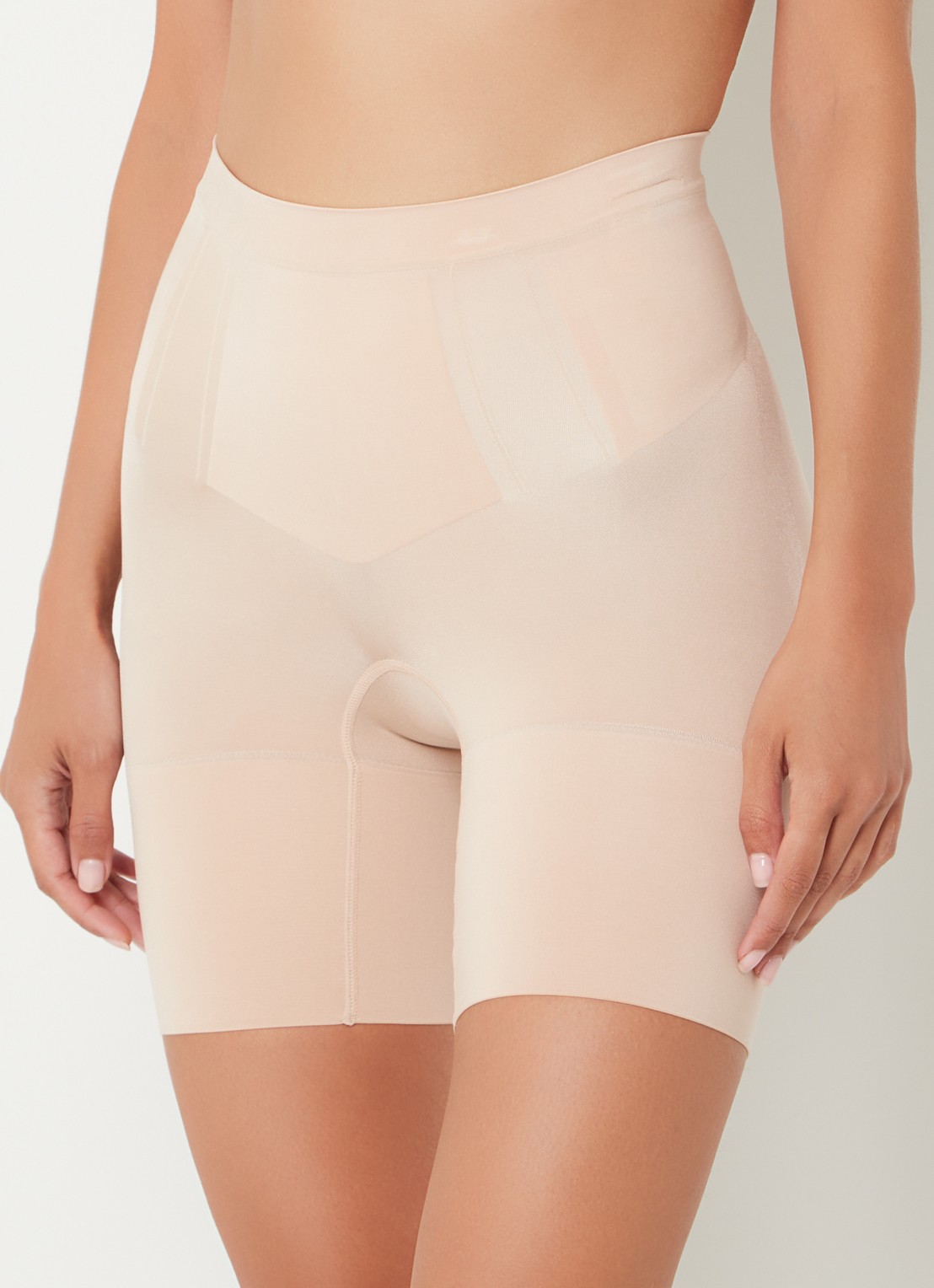 SPANX Oncore high waisted corrigerende short - detail 2 donkerbeige