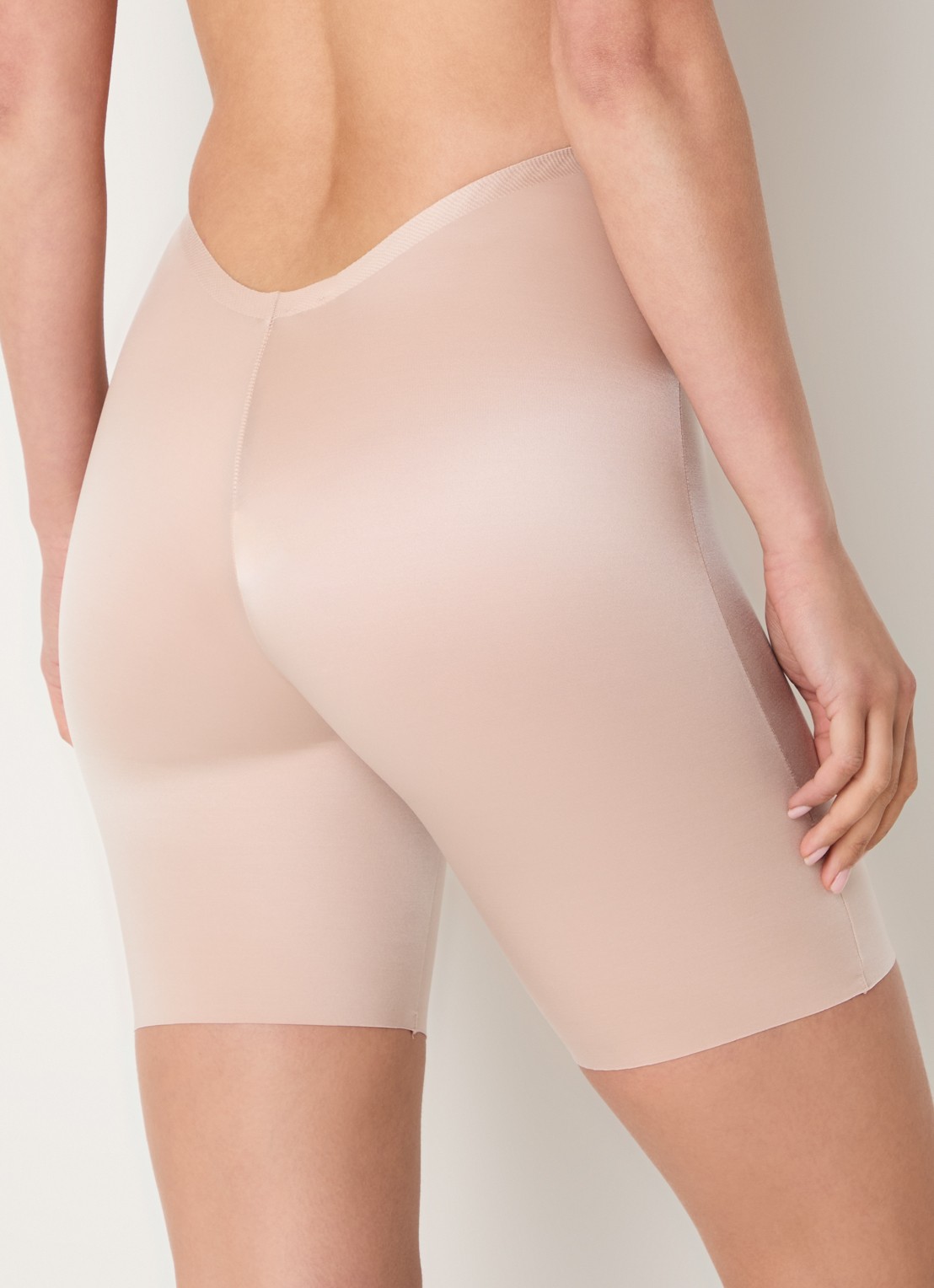 SPANX SPANXshape™ Suit Your Fancy Low-Back Mid-Tigh corrigerende short - achterkant 3 beige