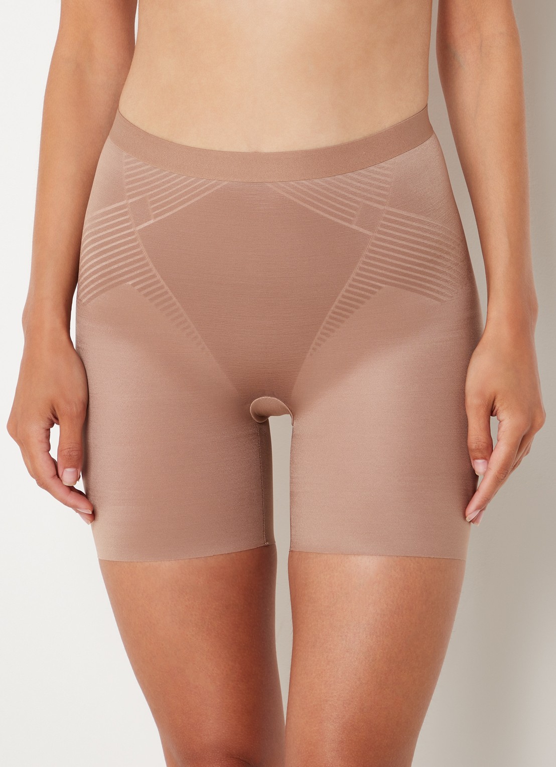 SPANX Thinstincts 2.0 corrigerende short met glanzende finish - detail 2 lichtbruin