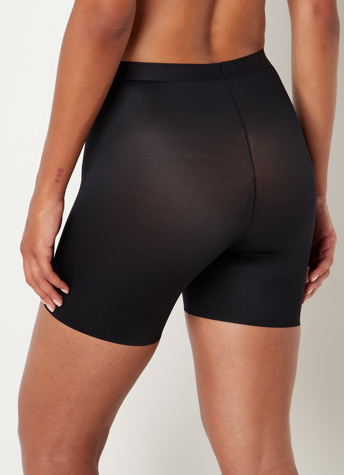 SPANX Thinstincts 2.0 corrigerende short met glanzende finish - achterkant zwart