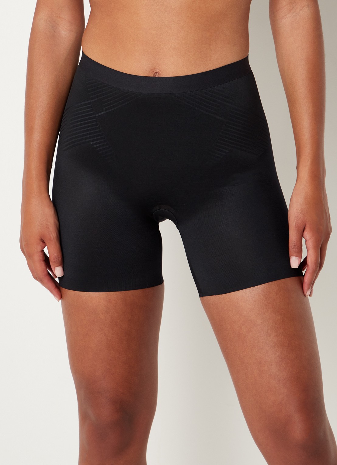 SPANX Thinstincts 2.0 corrigerende short met glanzende finish - detail 2 zwart