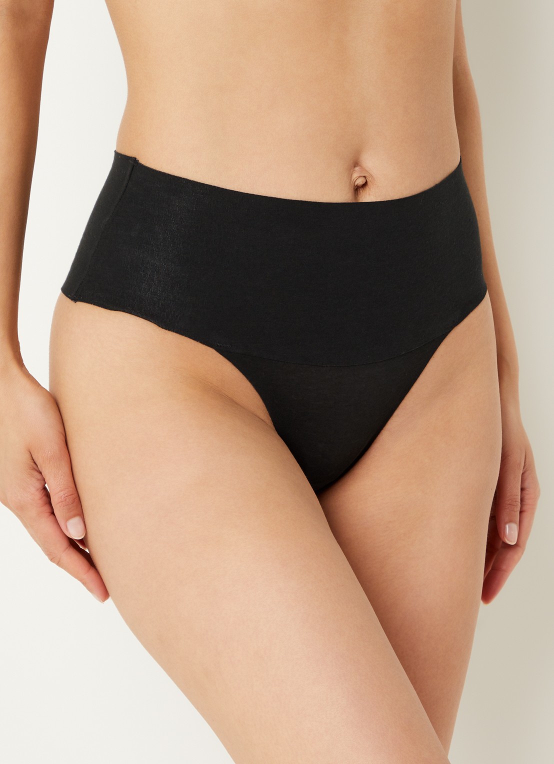 SPANX Undie-tectable high waisted corrigerende string    - detail zwart