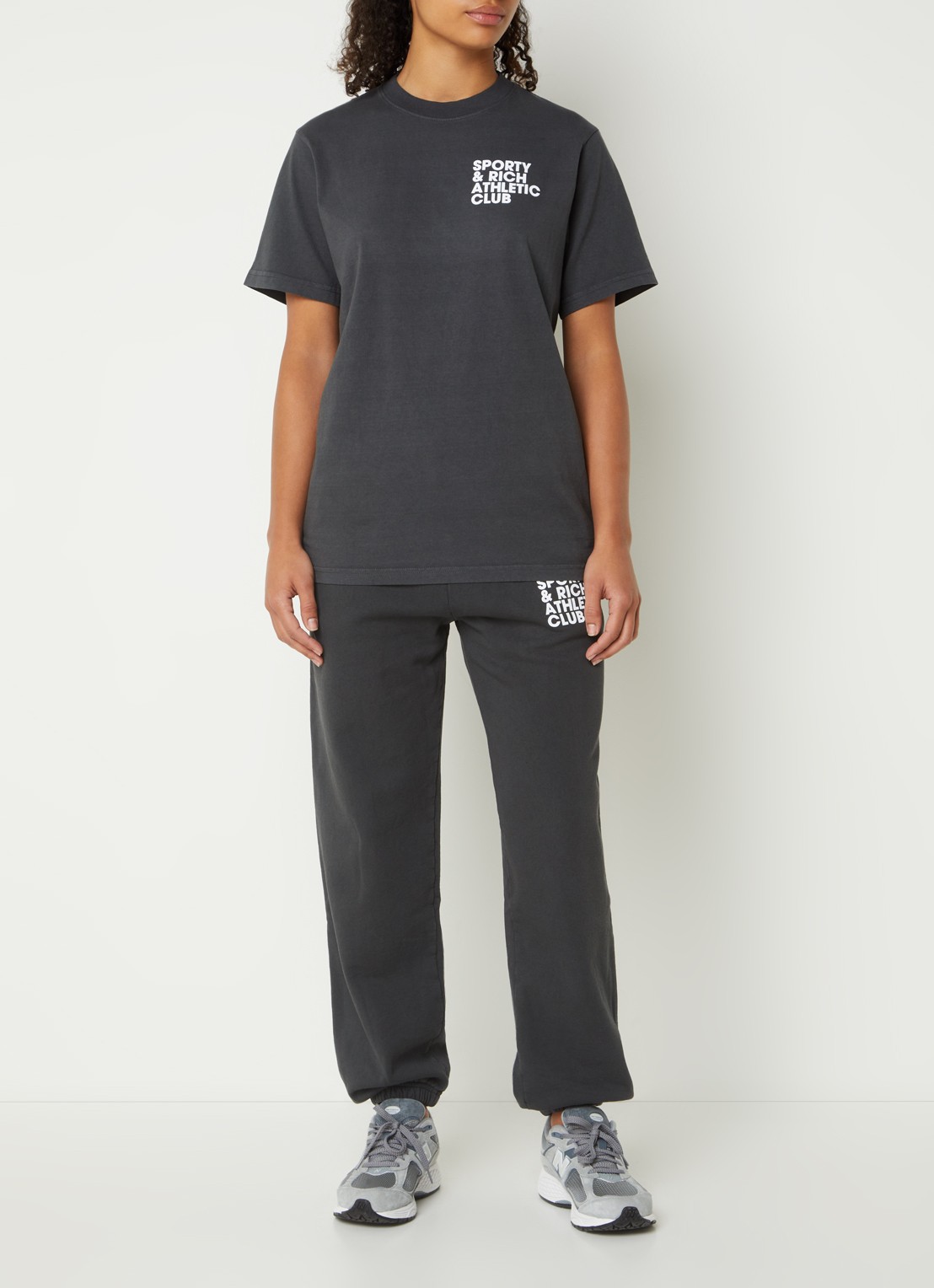 Sporty & Rich Exercise Often T-shirt met logo- en backprint  - voorkant 2 donkergrijs