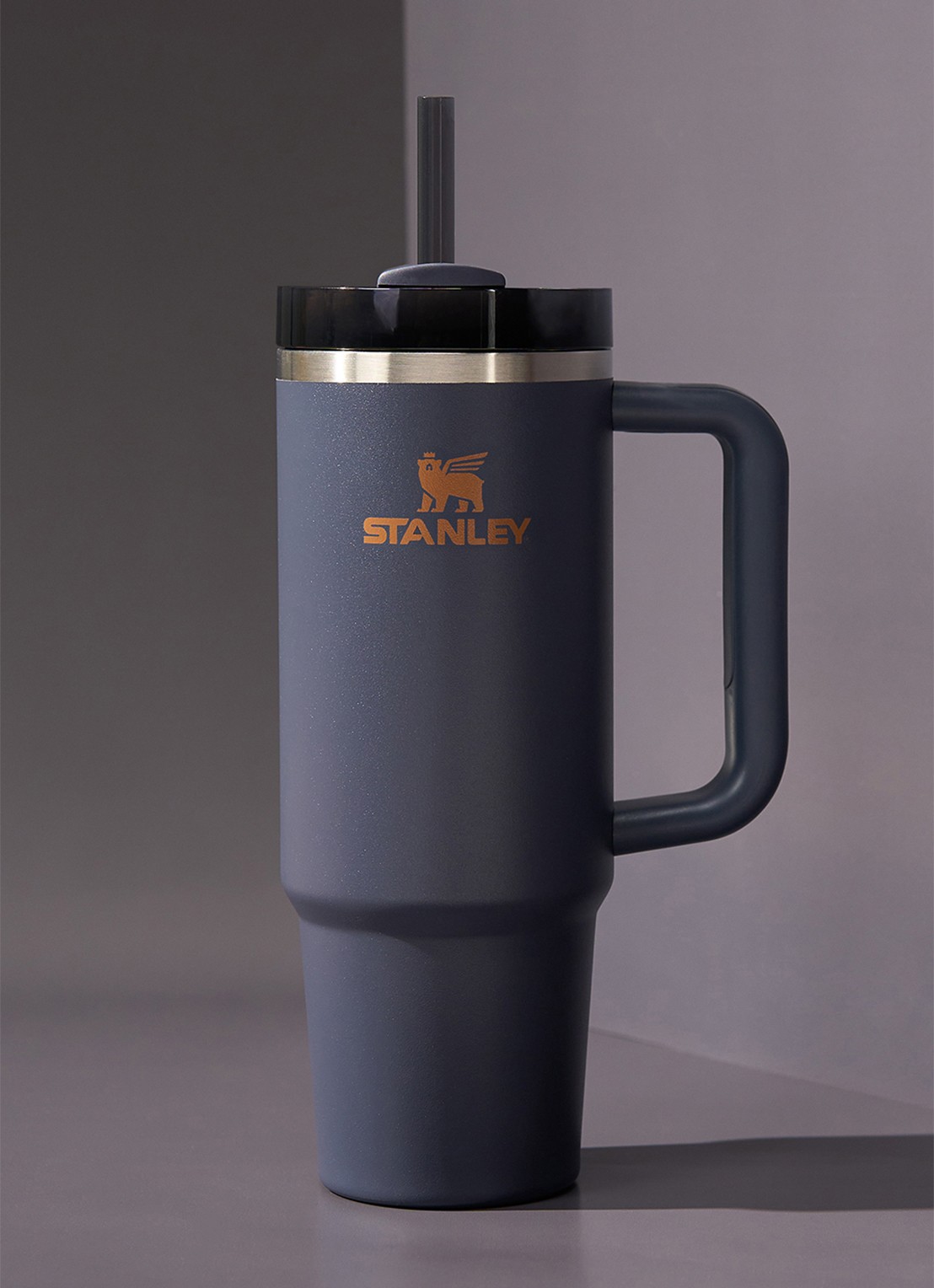 Stanley De Quencher® H2.O FlowState™ thermosfles 0,89 liter - voorkant 2 twilight / donkerblauw