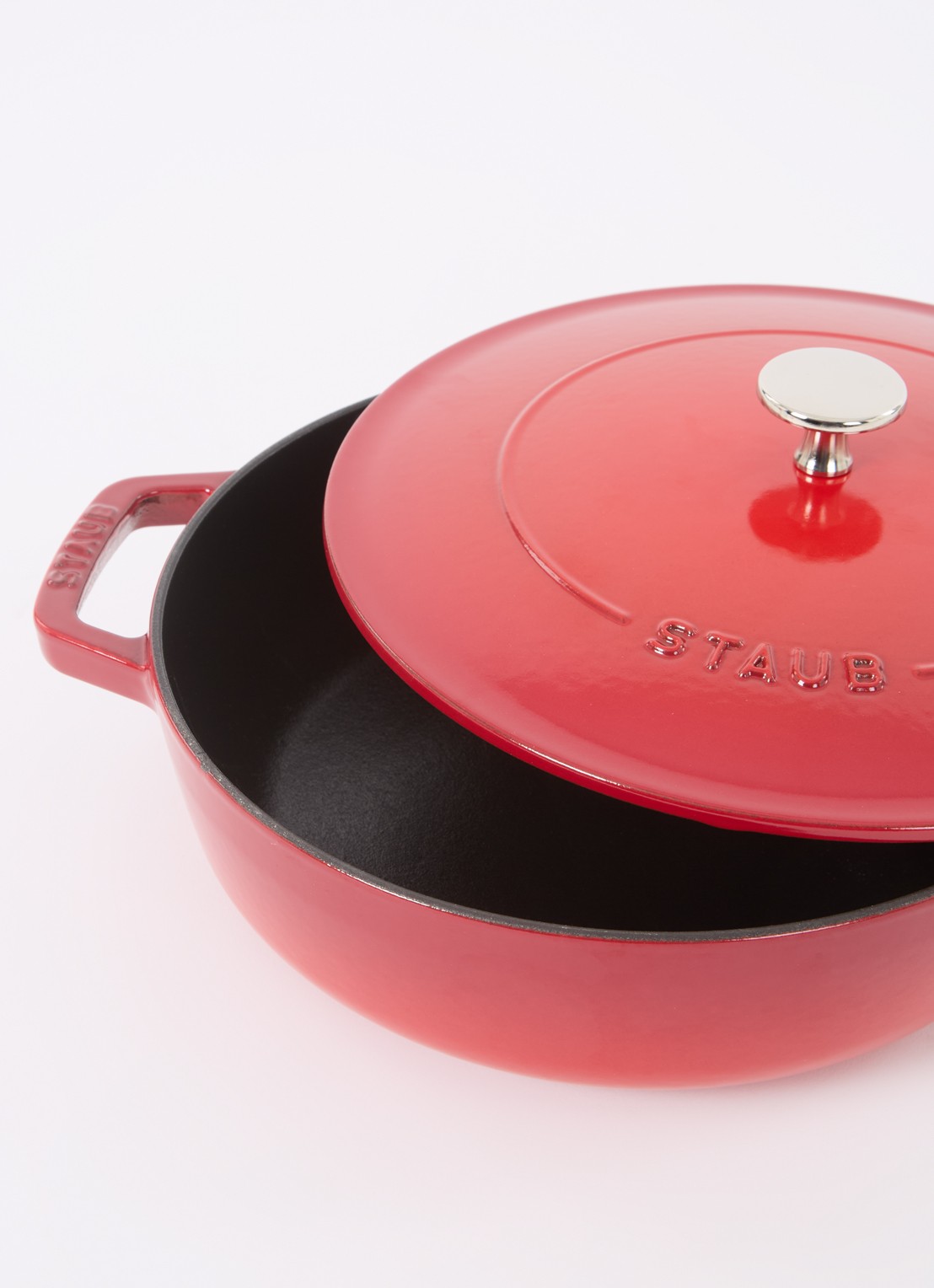 Staub Chistera sauteerpan 24 cm - voorkant 2 kersenrood