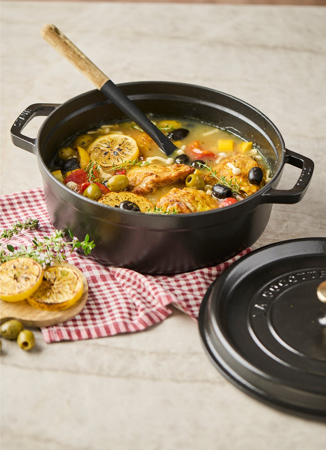 Staub Cocotte Ø28 cm - voorkant 2 zwart