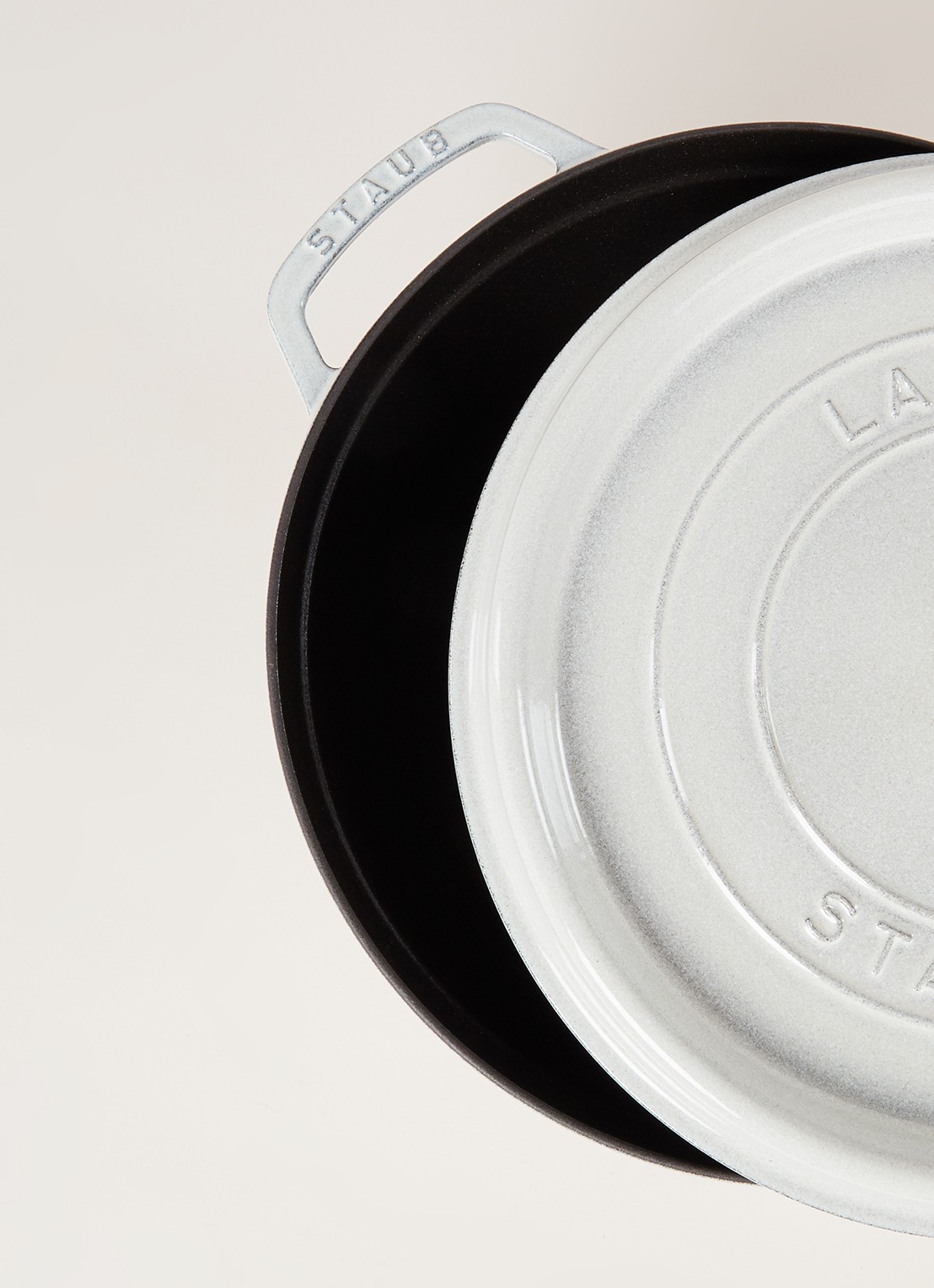 Staub Cocotte braad-/stoofpan Ø28 cm - detail lichtgrijs