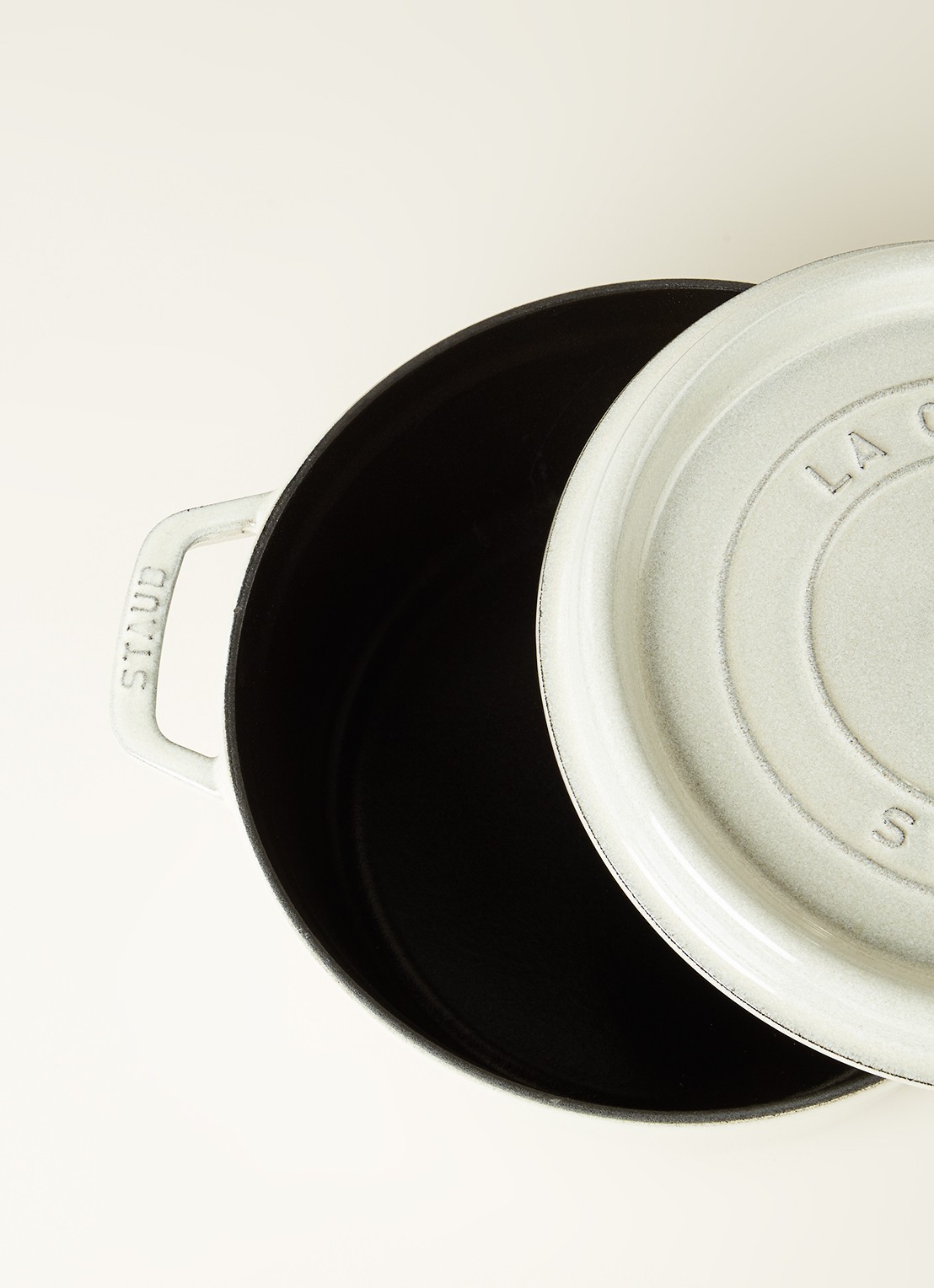 Staub Cocotte Ronde braadpan 24 cm - detail lichtgrijs