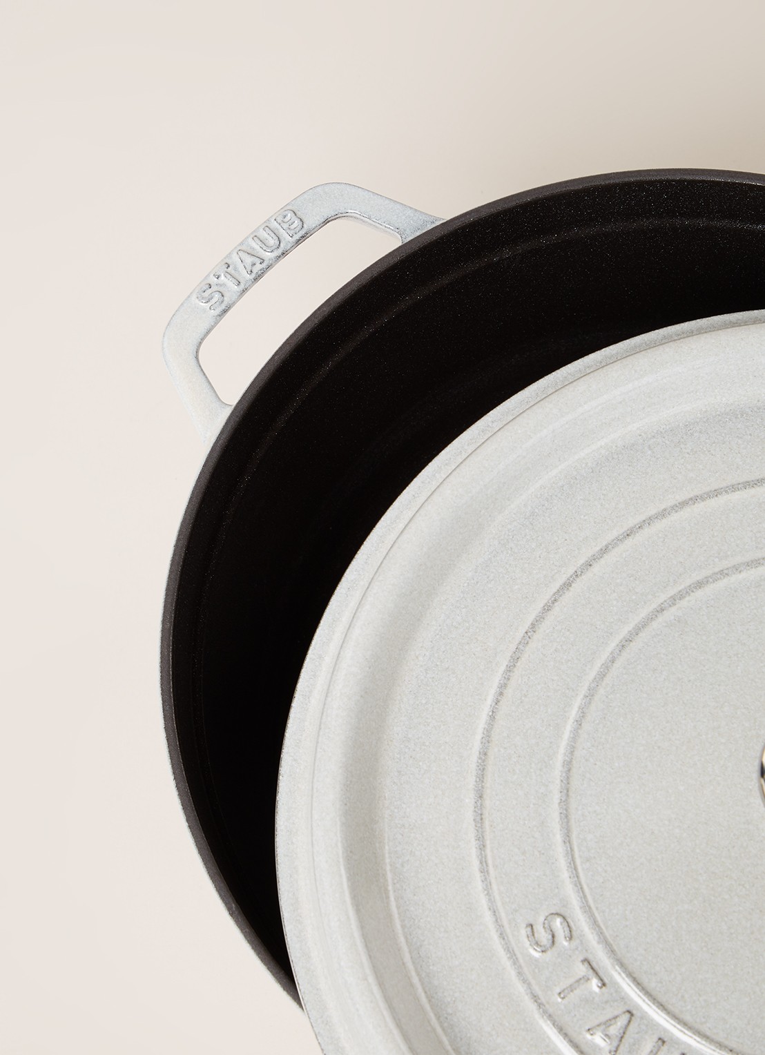 Staub Cocotte Ronde braadpan Ø26 cm - detail lichtgrijs