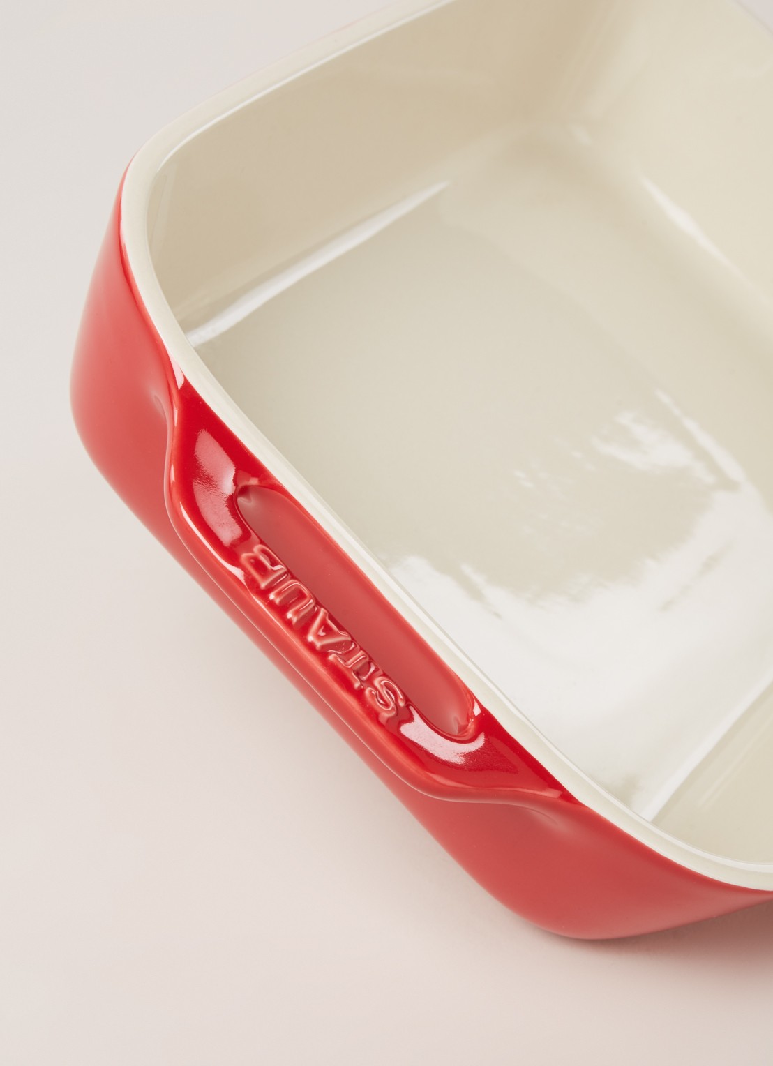 Staub Ovenschaal 27 cm - detail 3 steenrood