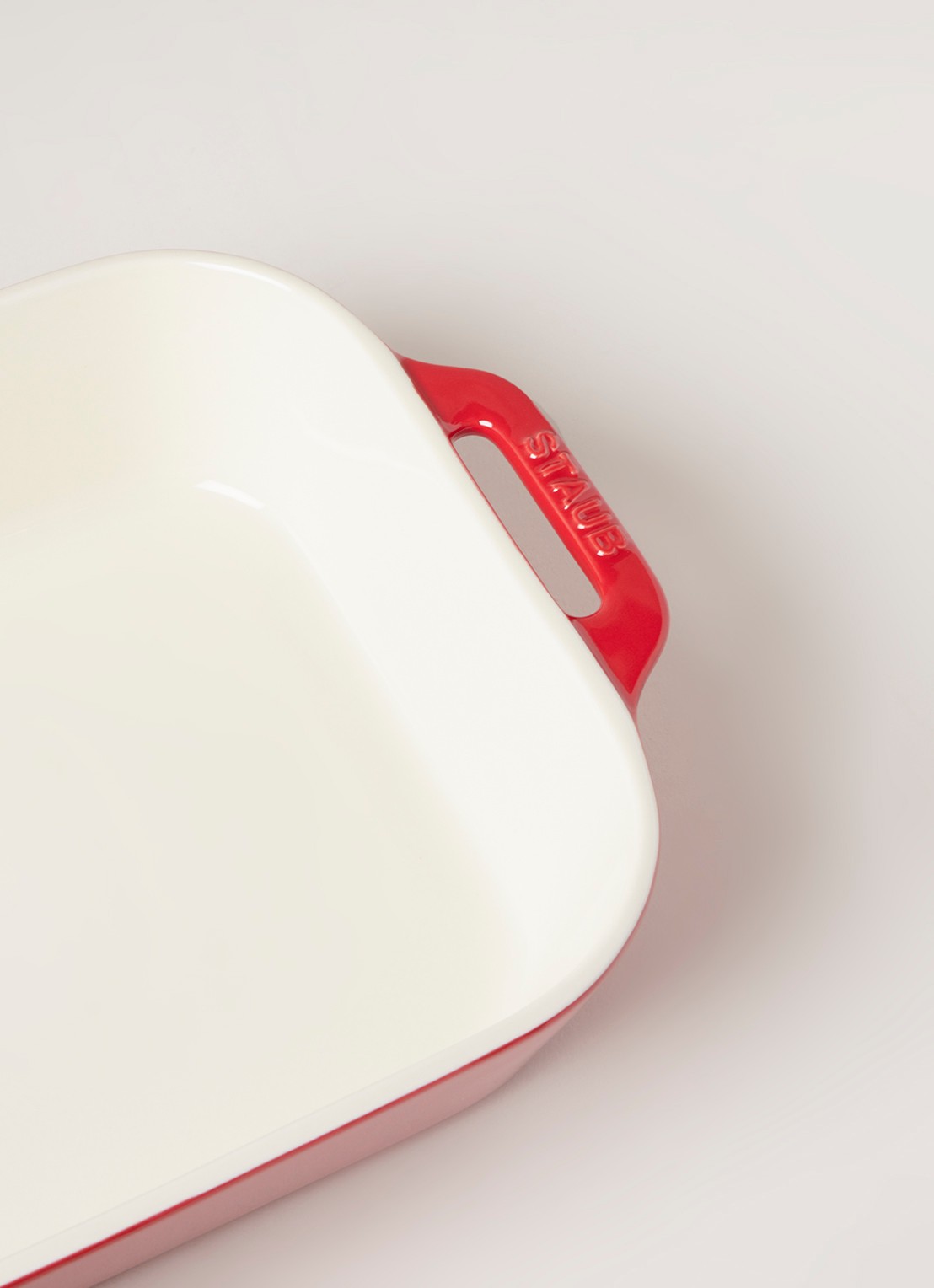 Staub Ovenschaal 40 cm - detail steenrood