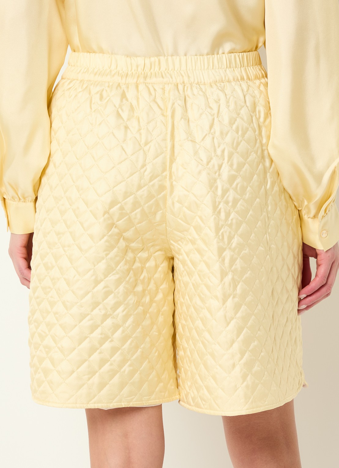 Stella Nova High waist wide fit korte broek van zijde met quilt patroon - achterkant 2 lichtgeel