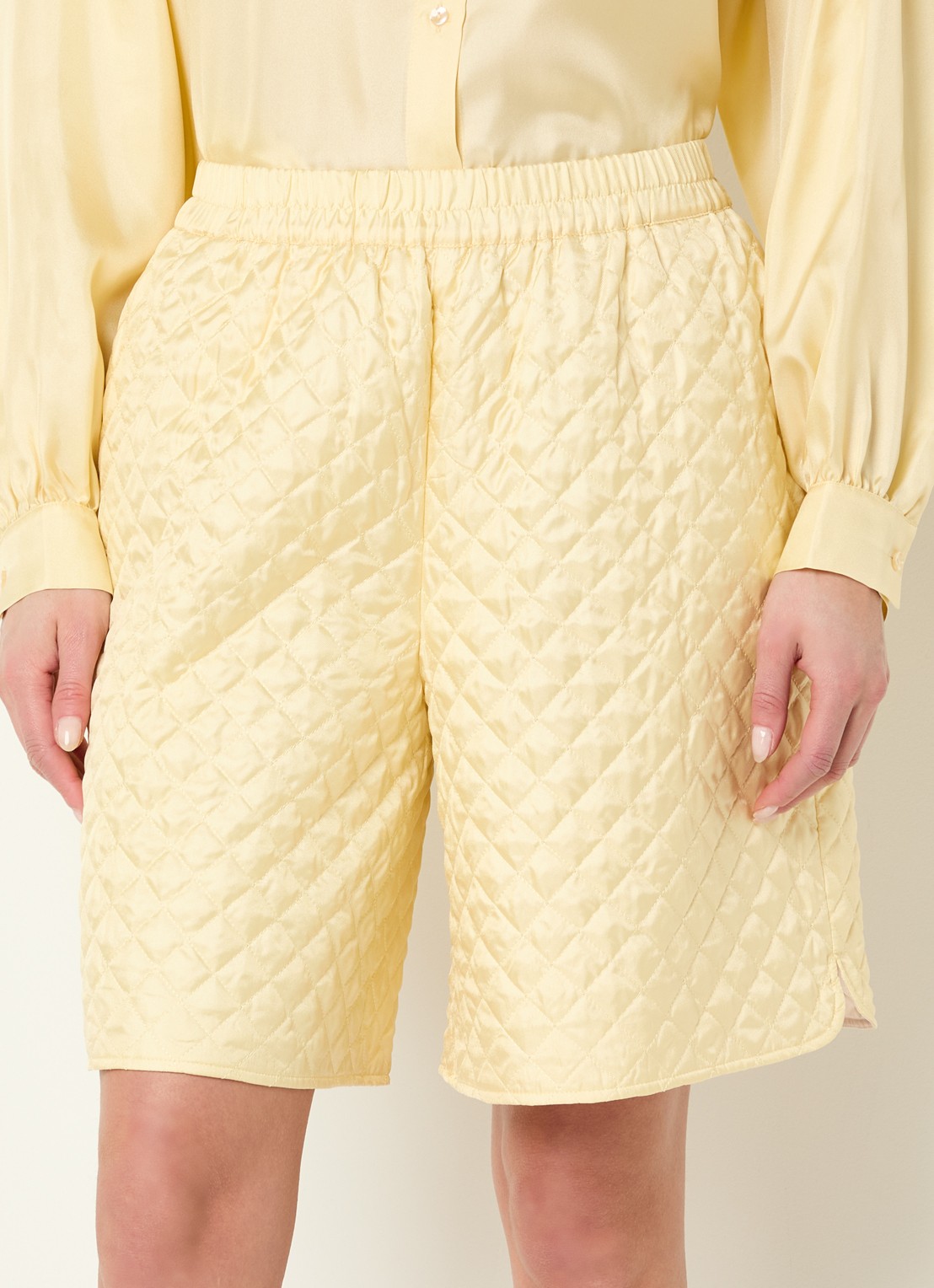 Stella Nova High waist wide fit korte broek van zijde met quilt patroon - detail lichtgeel
