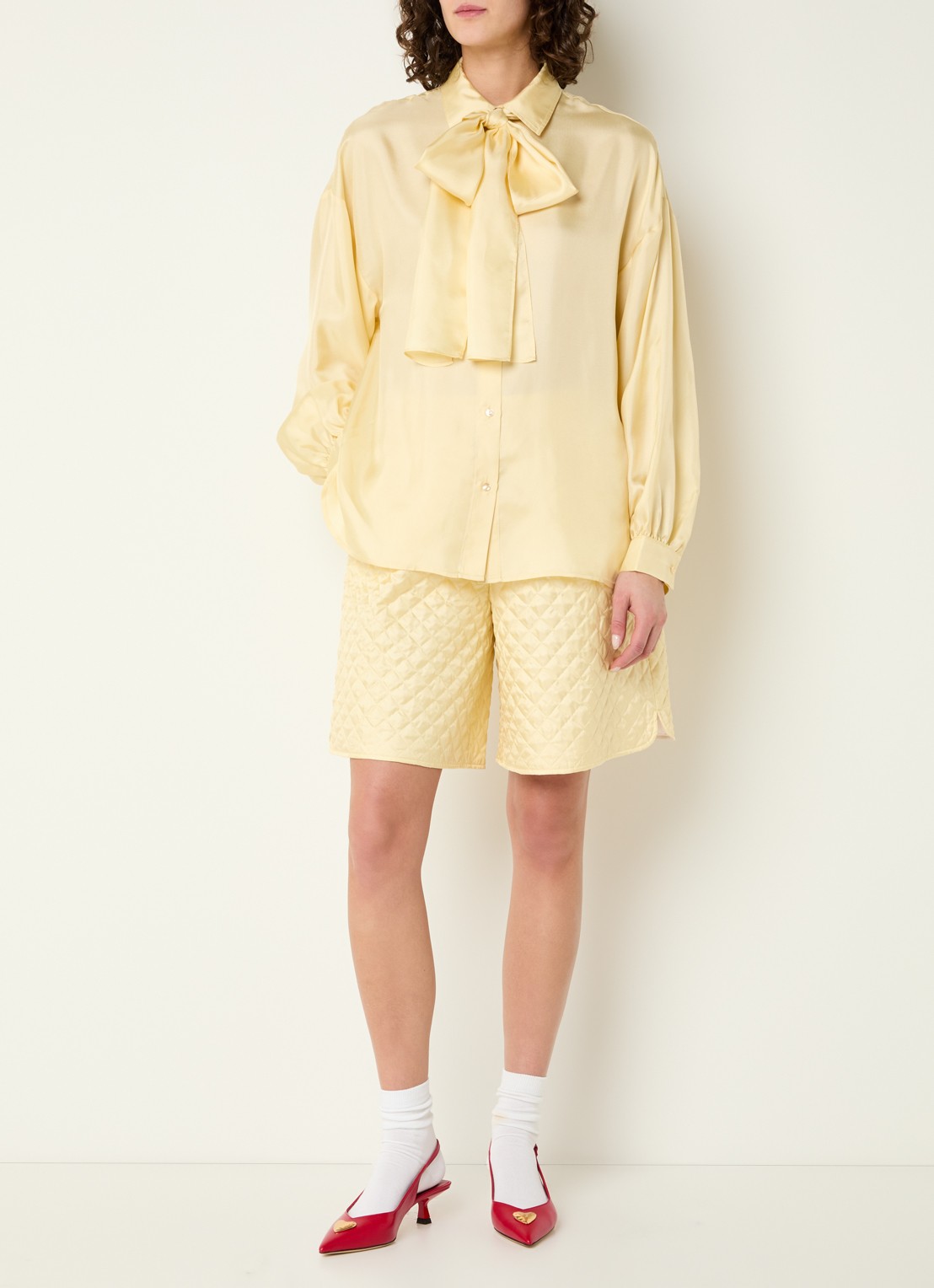 Stella Nova High waist wide fit korte broek van zijde met quilt patroon - voorkant 4 lichtgeel