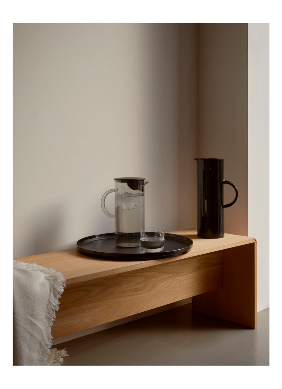Stelton Em77 karaf met deksel 1,5 liter - voorkant 3 donkergrijs