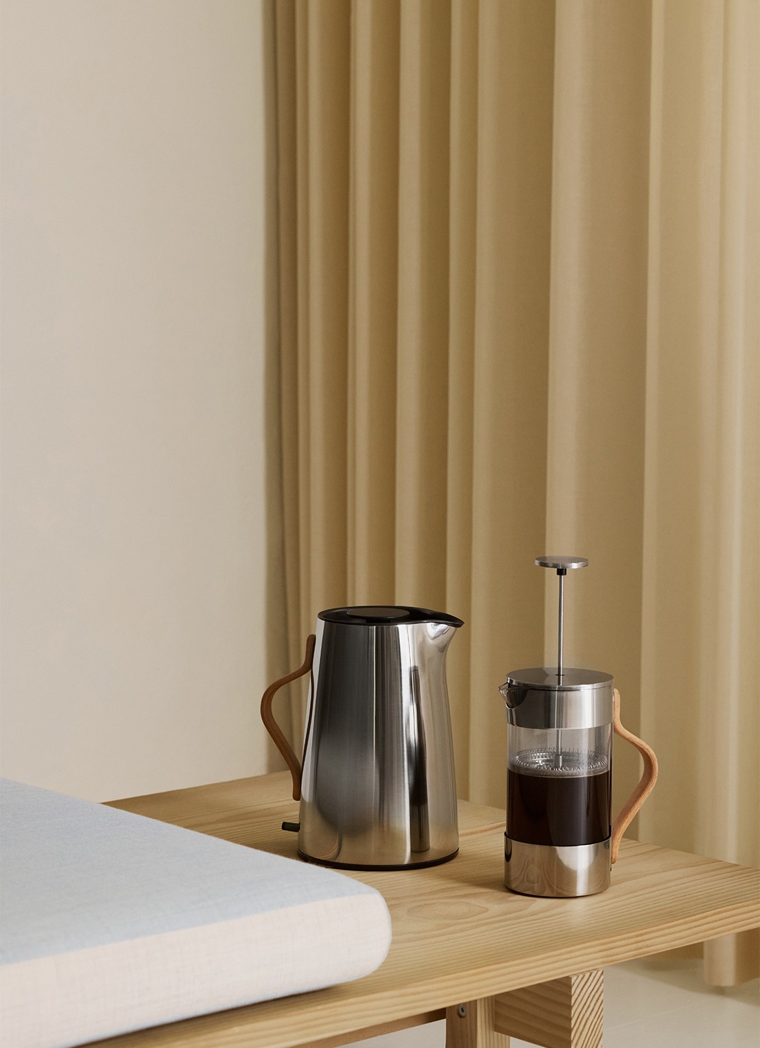 Stelton Emma waterkoker 1,2 liter - achterkant zilver