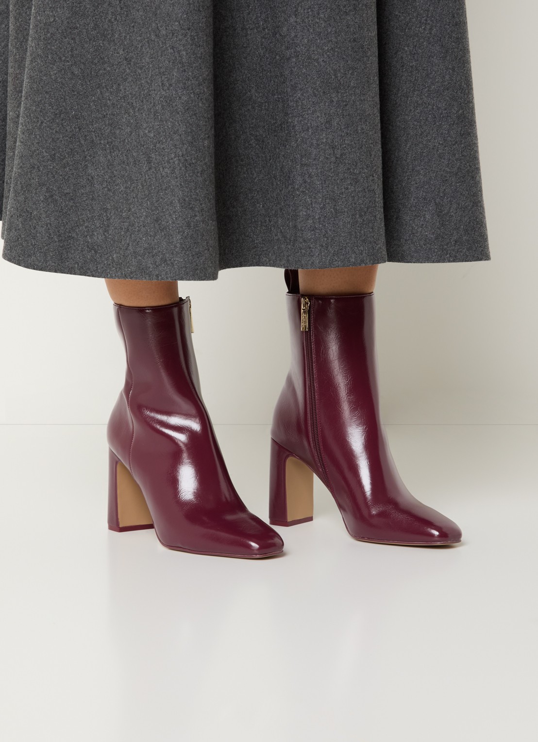 Steve Madden Adelisa enkellaarsje met lakfinish - voorkant 3 aubergine
