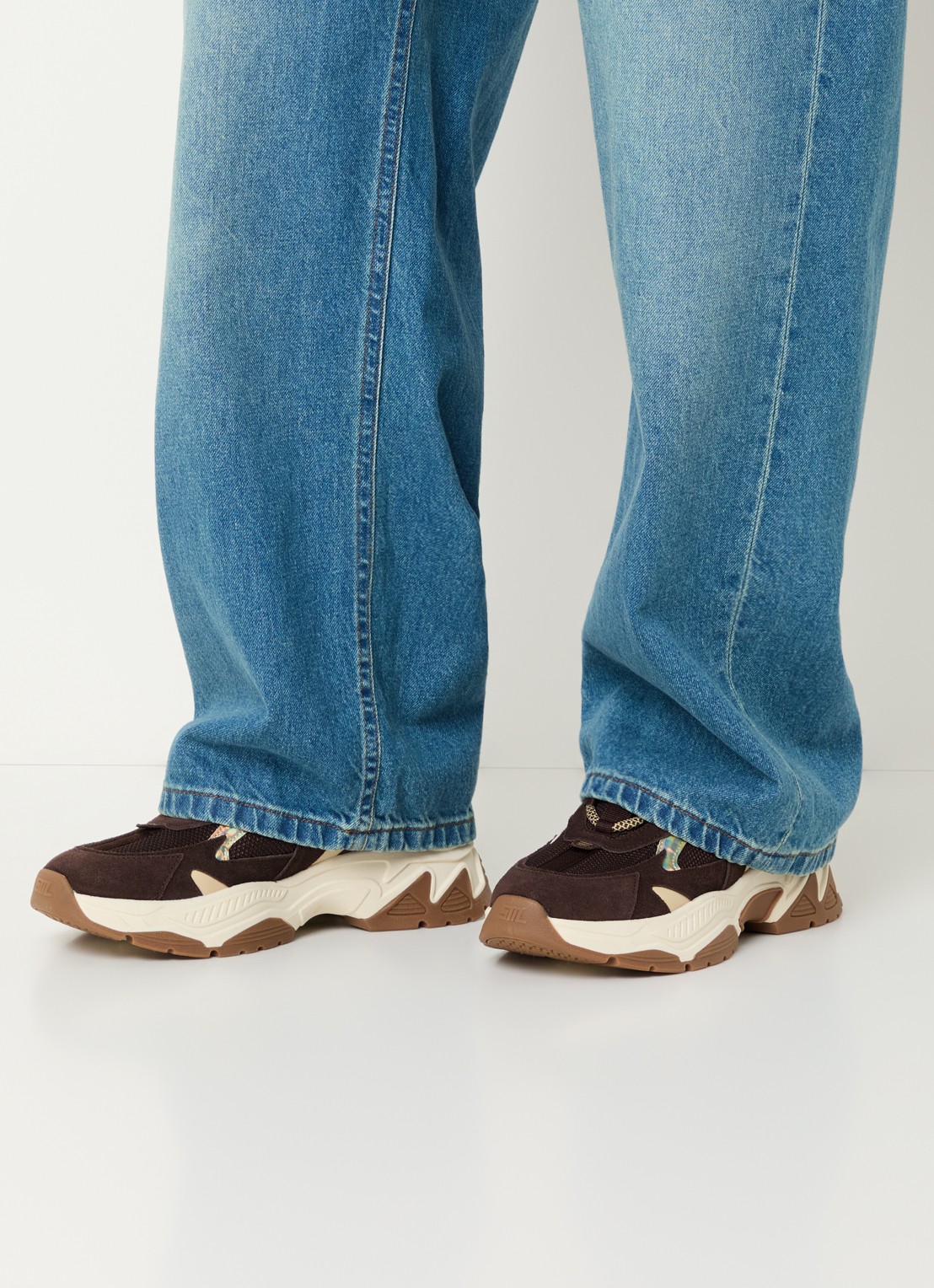 Steve Madden Ample sneaker met suède details - voorkant 2 donkerbruin