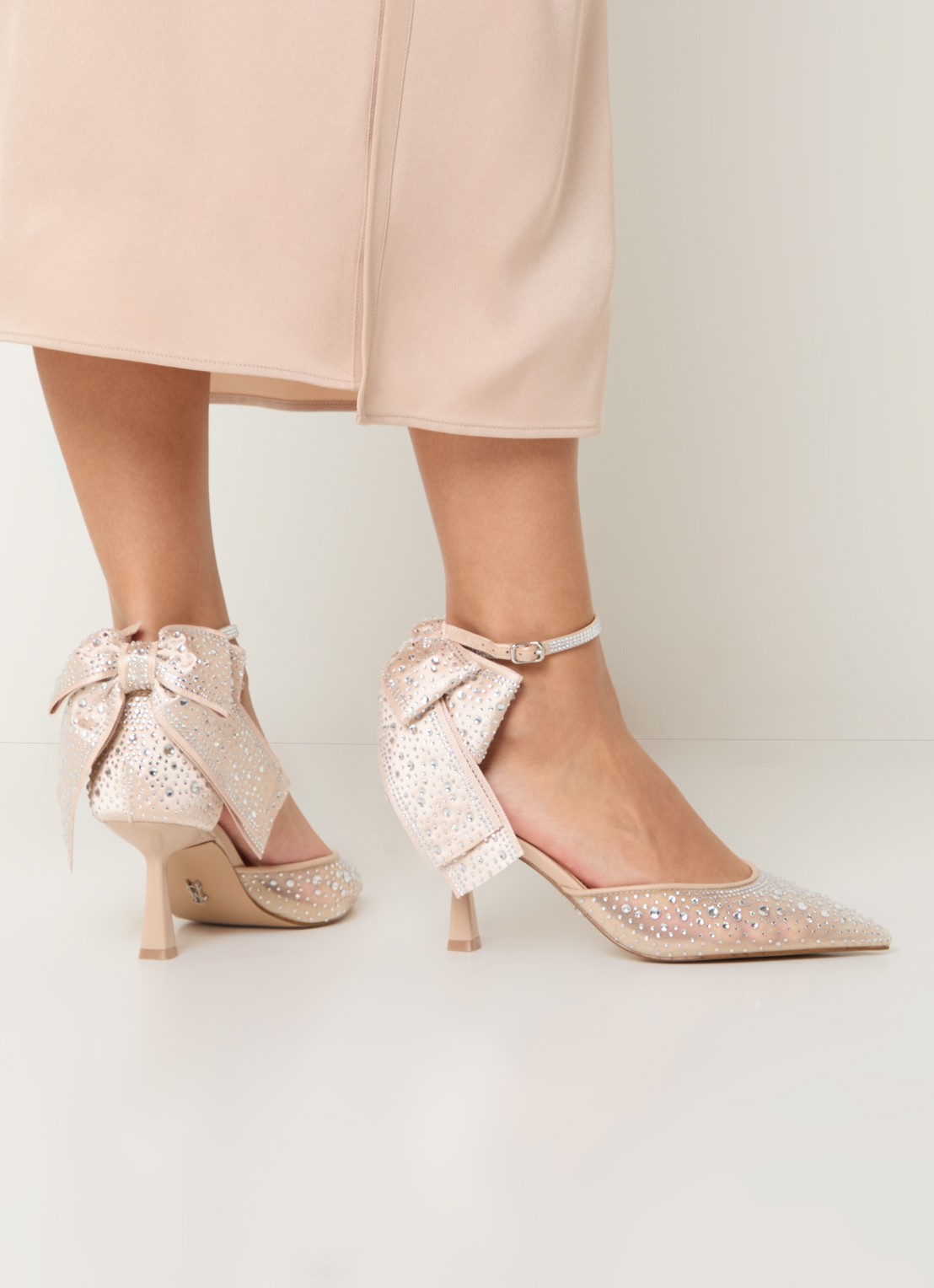 Steve Madden Fiorela-mr pump met strass en strikdetail - voorkant 6 beige