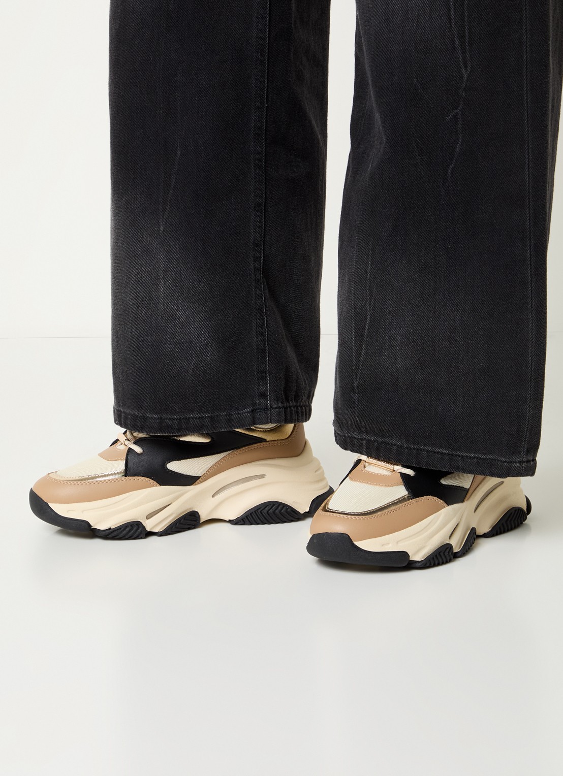 Steve Madden Progressive sneaker met metallic finish - voorkant 6 camel