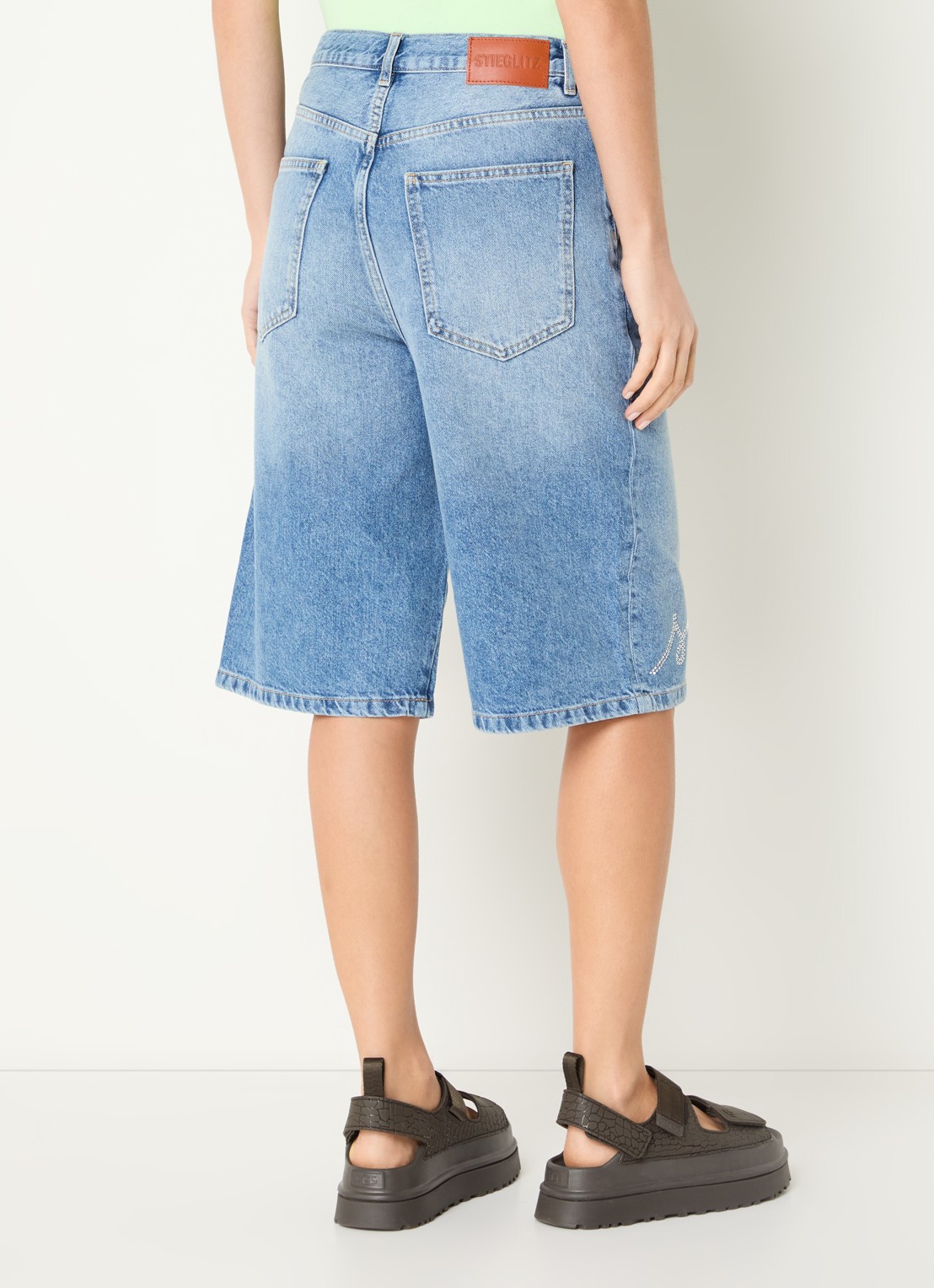 Stieglitz Fabio mid waist wide leg korte broek met strass logo - achterkant 3 jeans