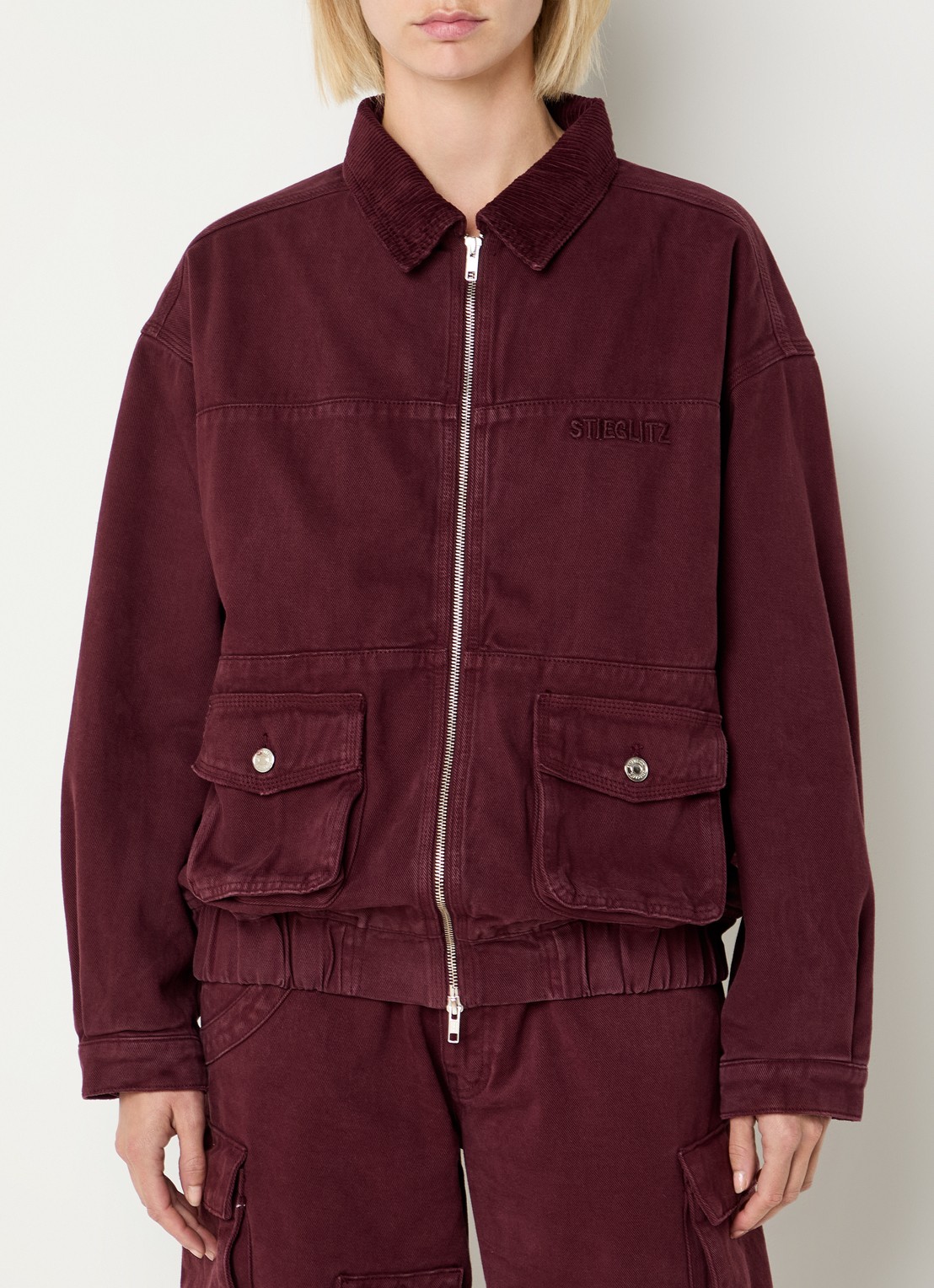 Stieglitz Gianna jack van denim met klepazakken - achterkant 2 bordeauxrood
