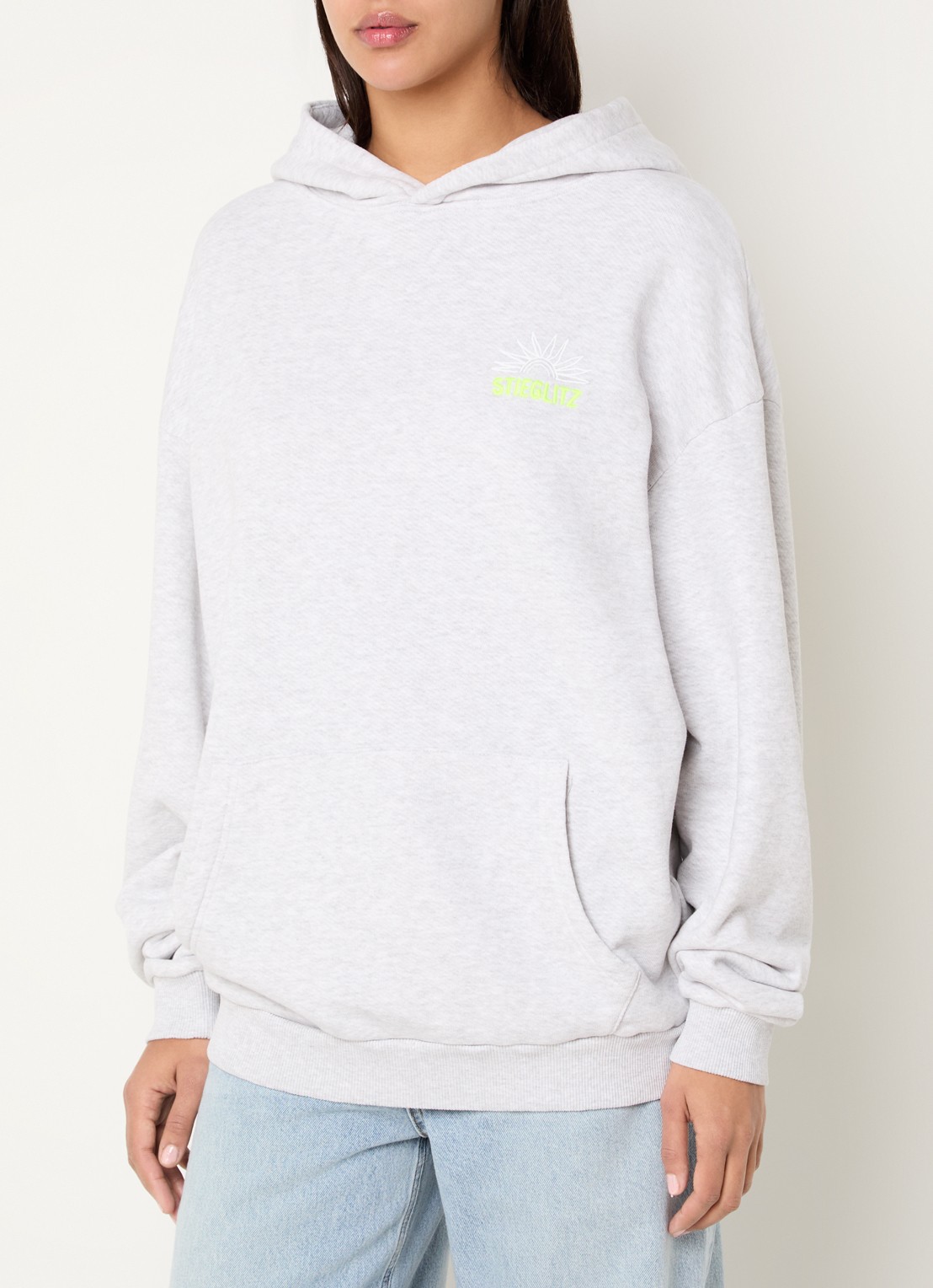 Stieglitz Guga hoodie met front- en backprint - achterkant 3 lichtgrijs