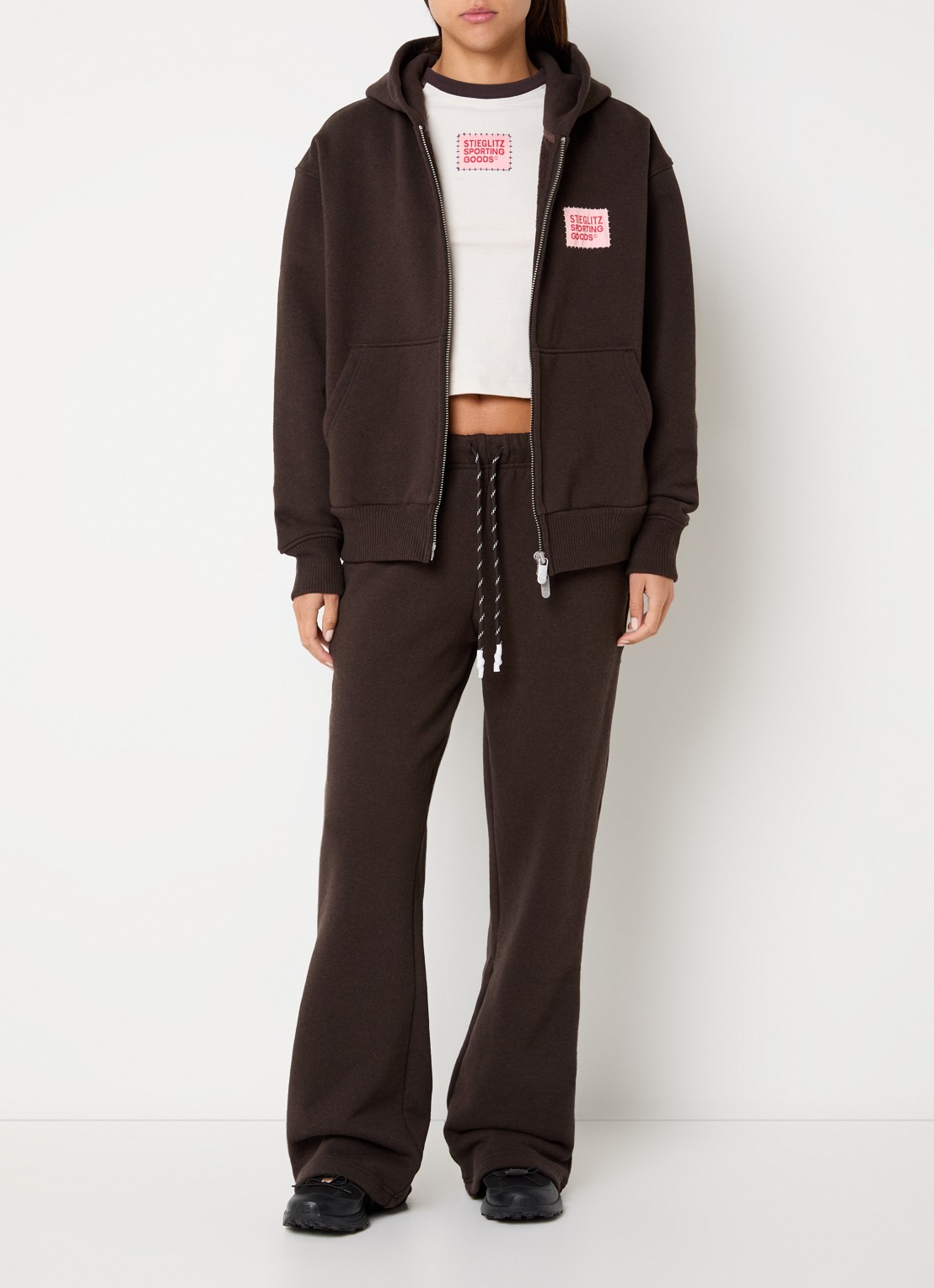 Stieglitz Lola high waist straight fit joggingsbroek met steekzakken - voorkant 2 donkerbruin