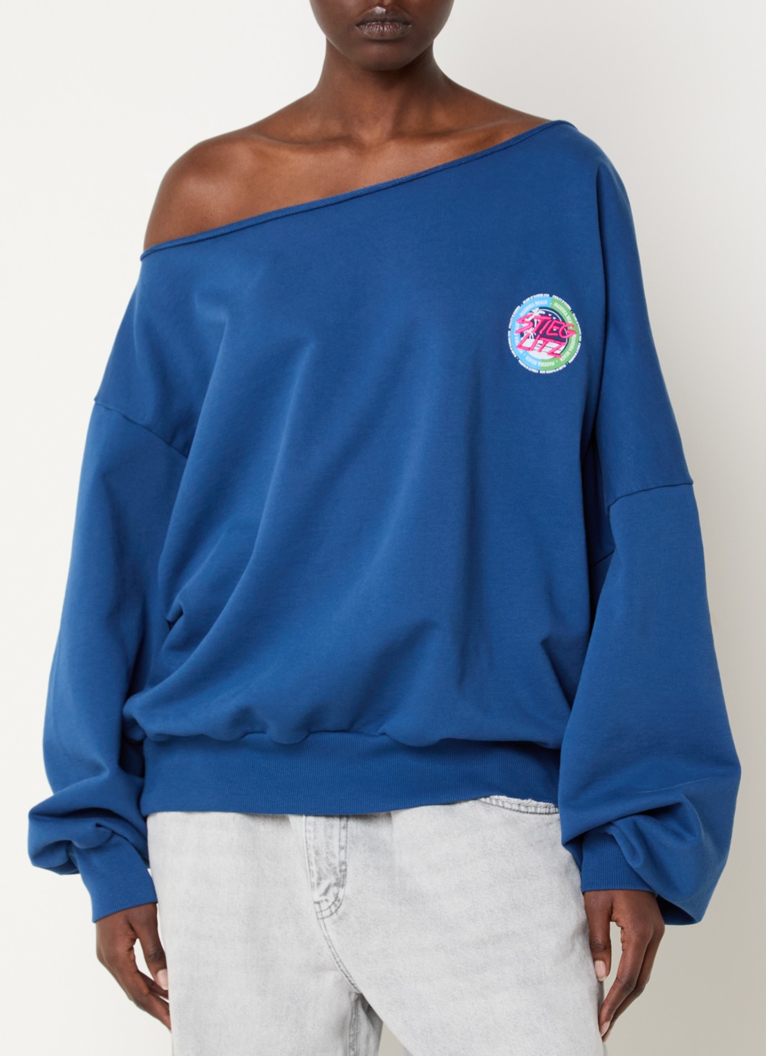 Stieglitz Maik off shoulder oversized sweater met logo- en backprint - achterkant 3 blauw